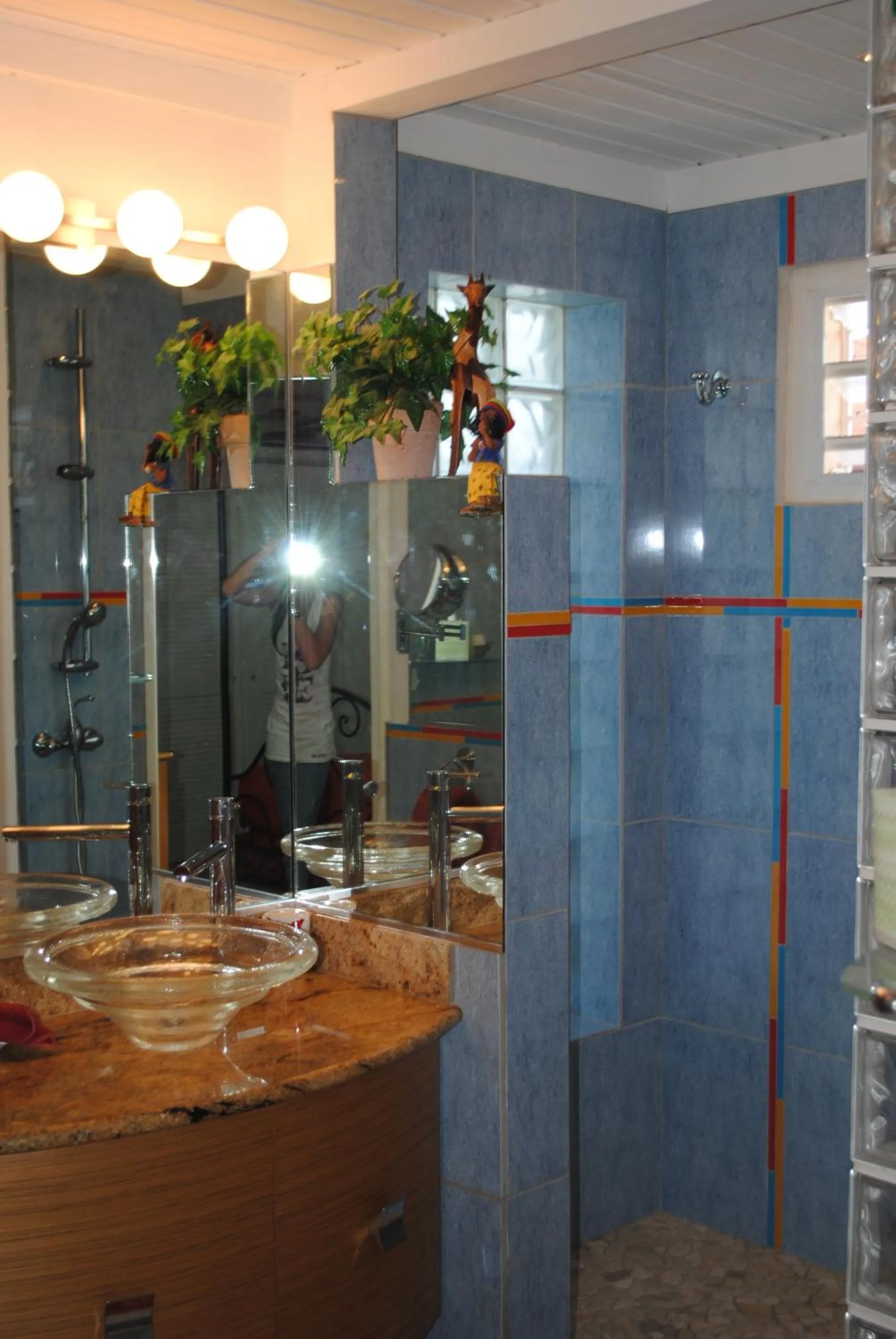 Shower in Les Balcons d'Oyster Pond