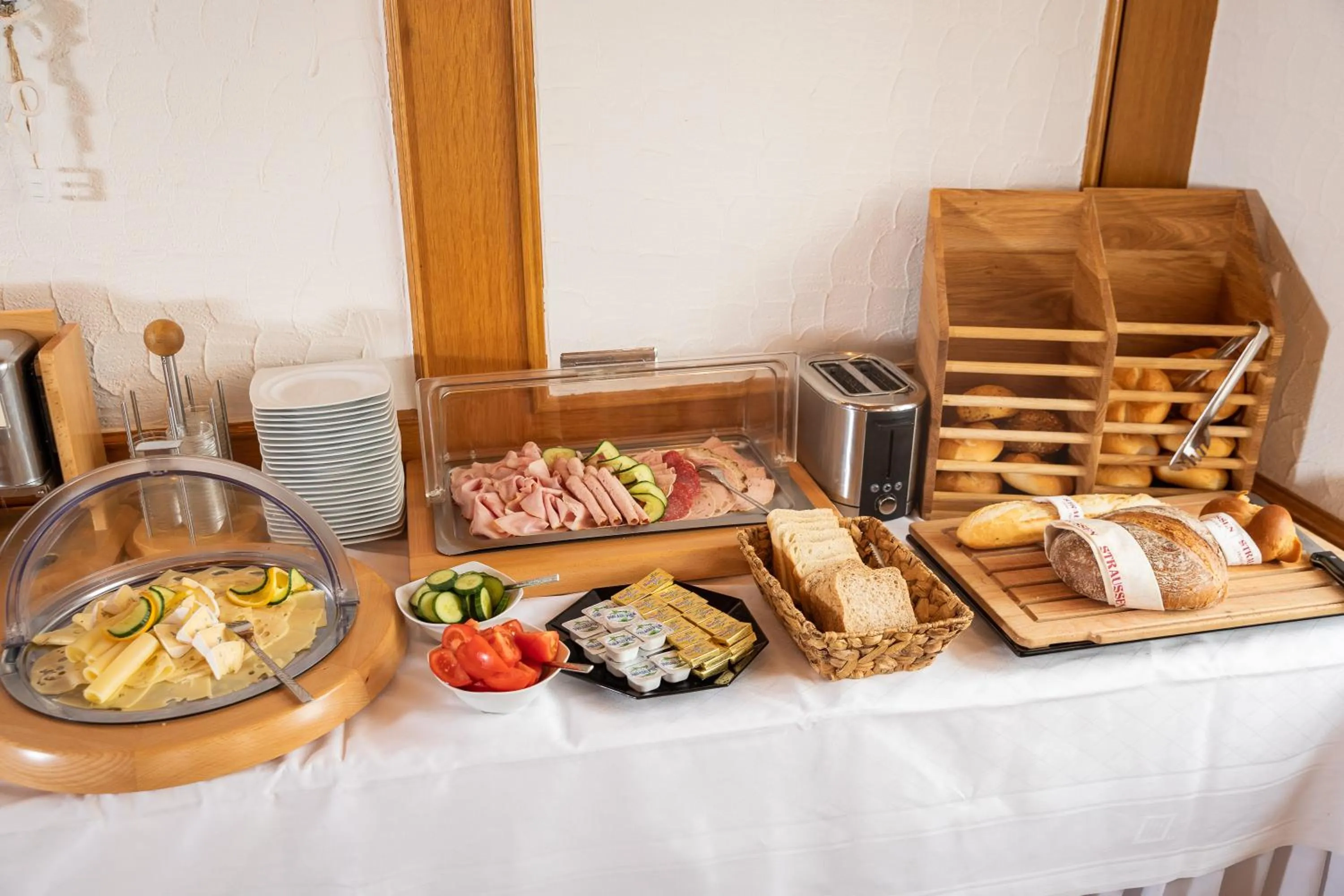 Buffet breakfast in Hotel-Restaurant Straussen