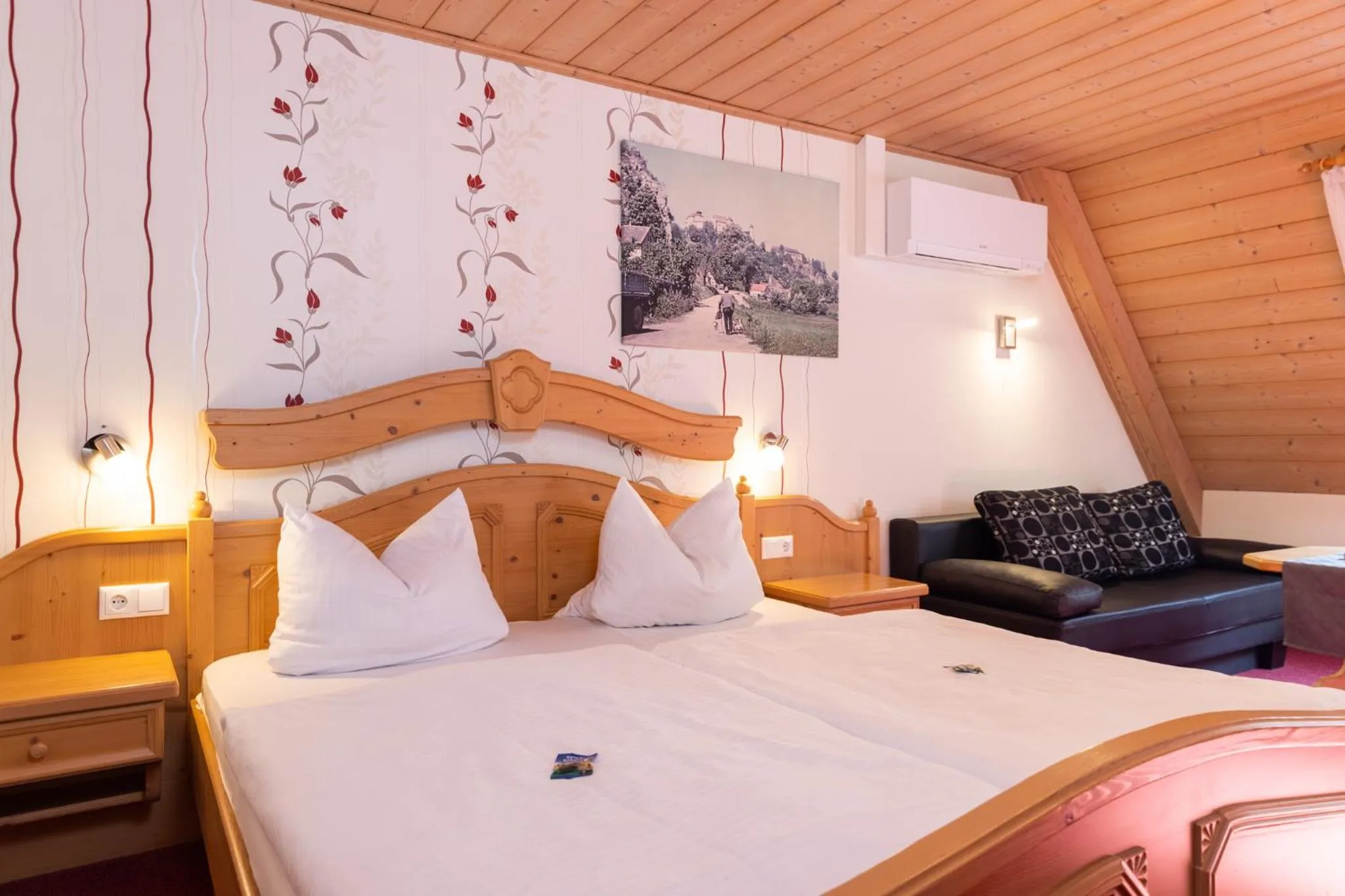 Bed in Hotel-Restaurant Straussen