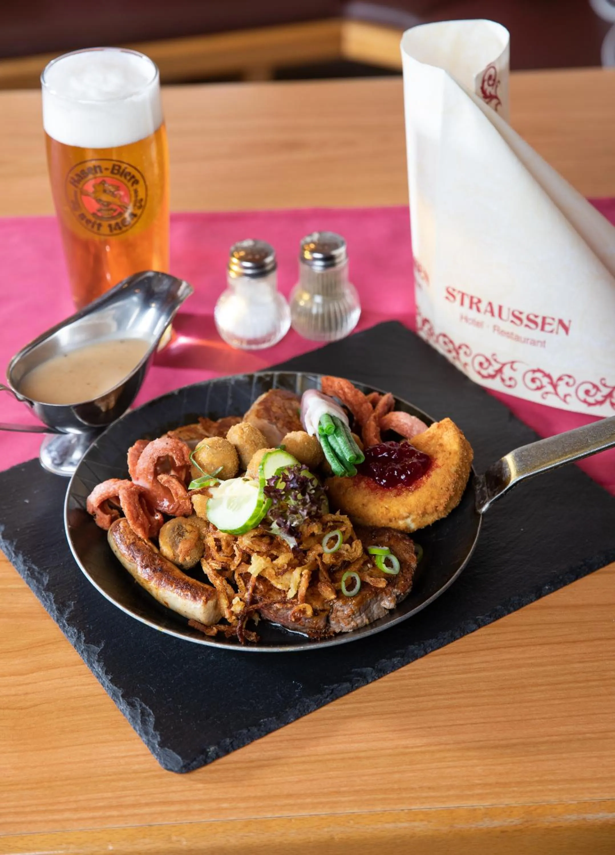 Food and drinks in Hotel-Restaurant Straussen