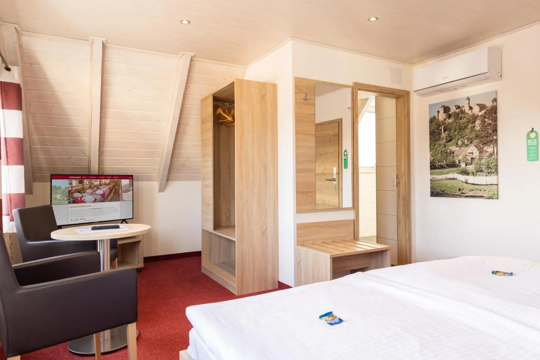 Photo of the whole room, Bed in Hotel-Restaurant Straussen