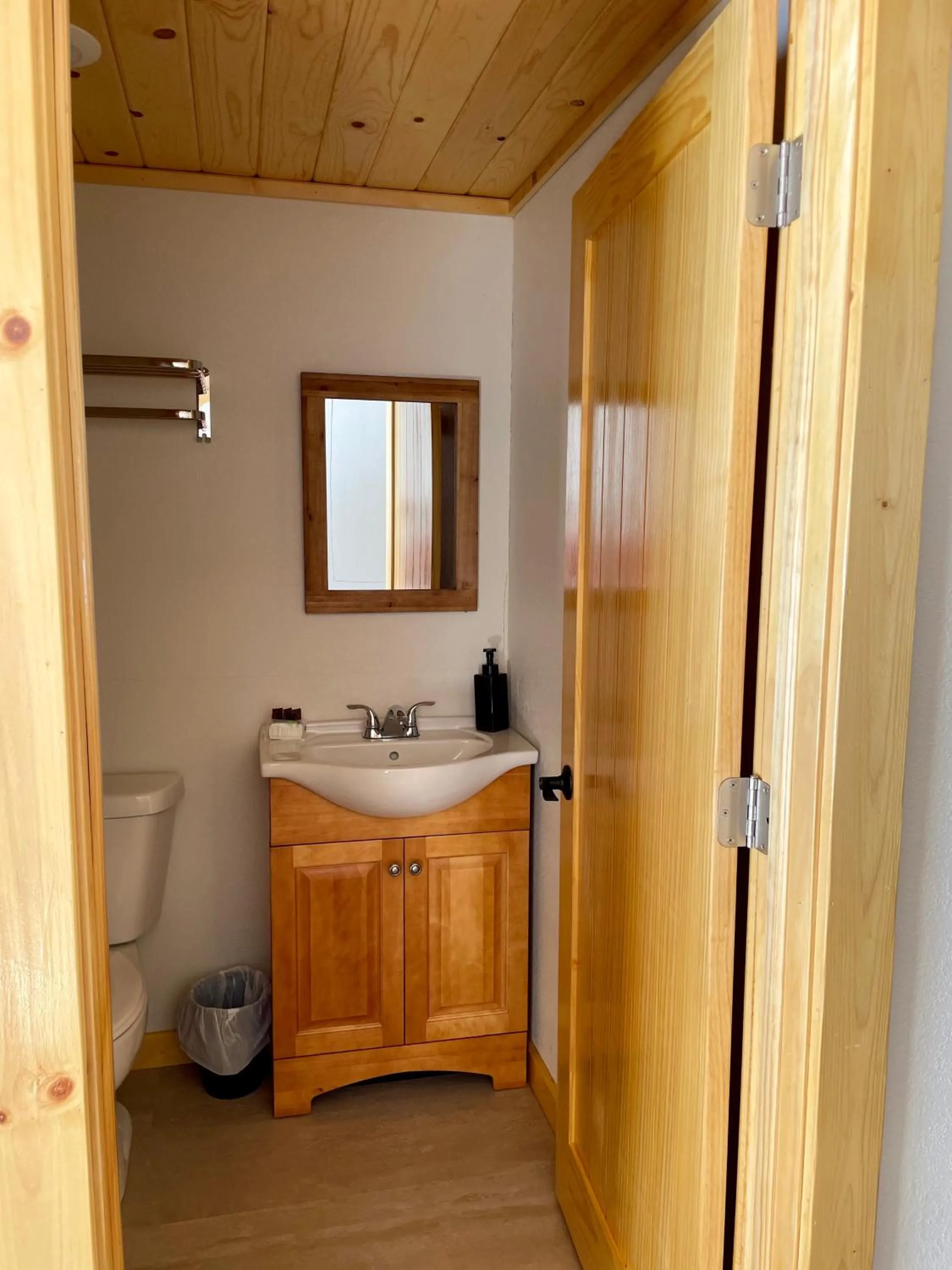 Bathroom in Hanging Horn Lakeside Resort