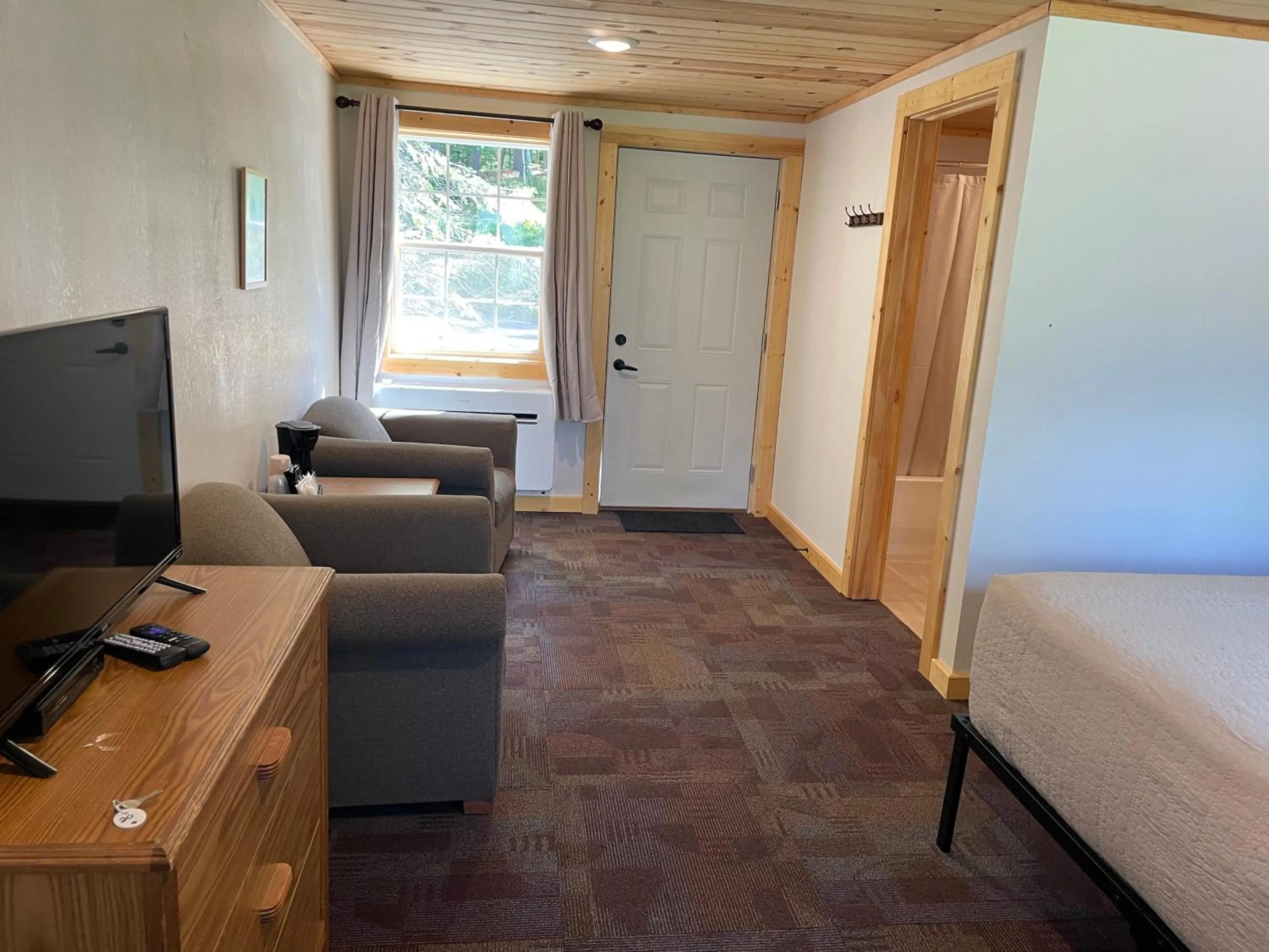 TV and multimedia in Hanging Horn Lakeside Resort