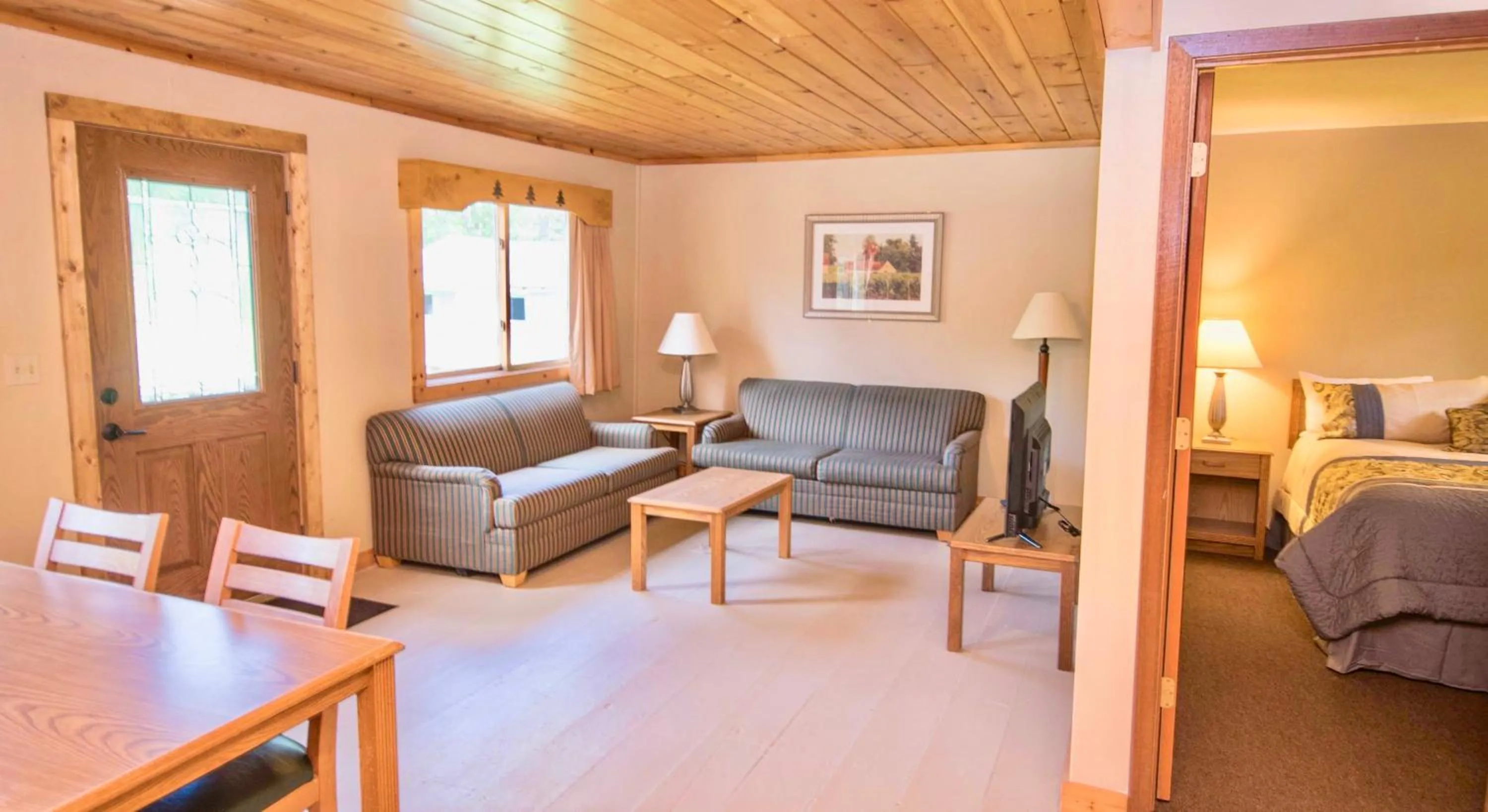 Living room, Bed in Hanging Horn Lakeside Resort