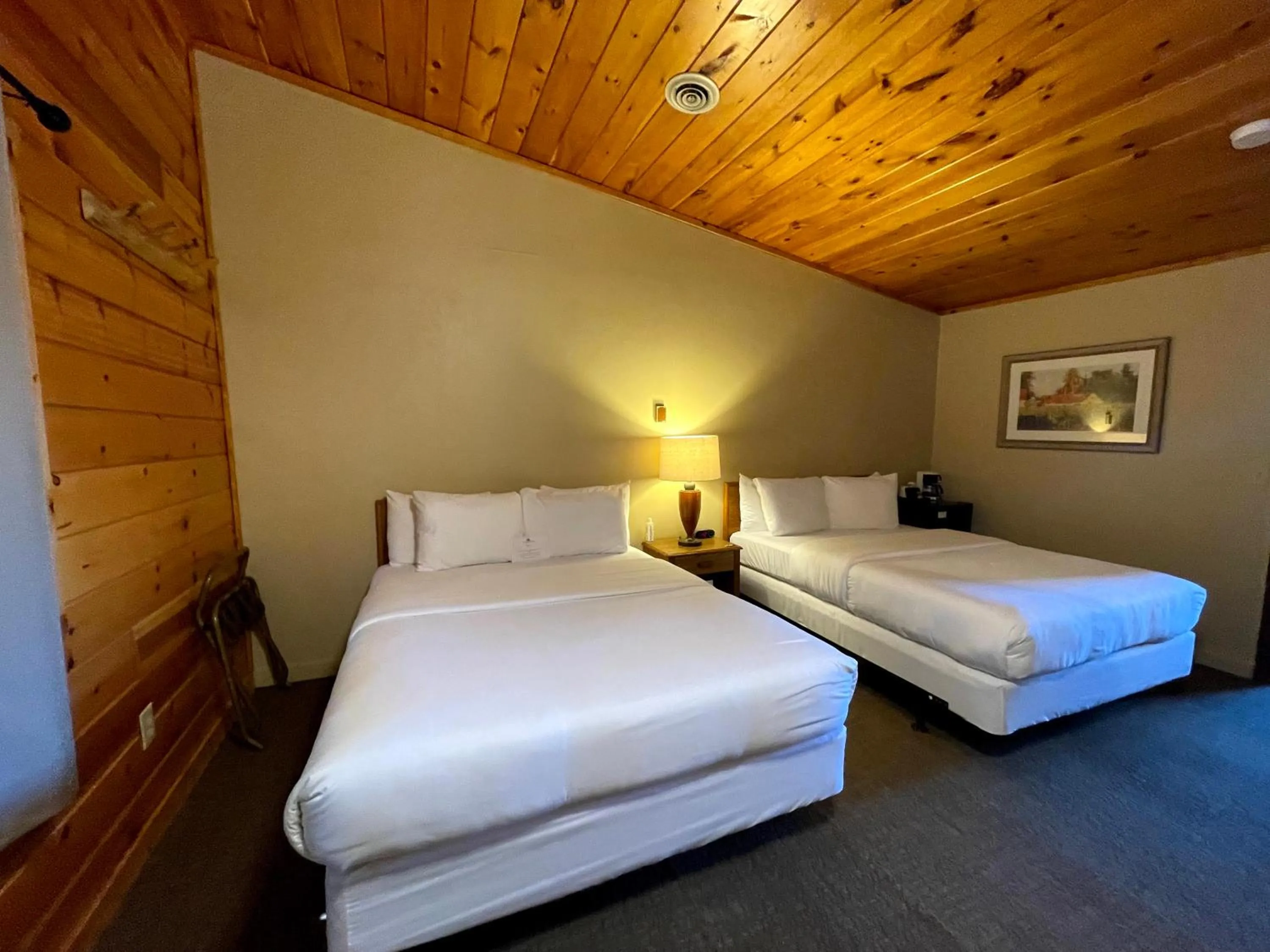 Bedroom, Bed in Hanging Horn Lakeside Resort