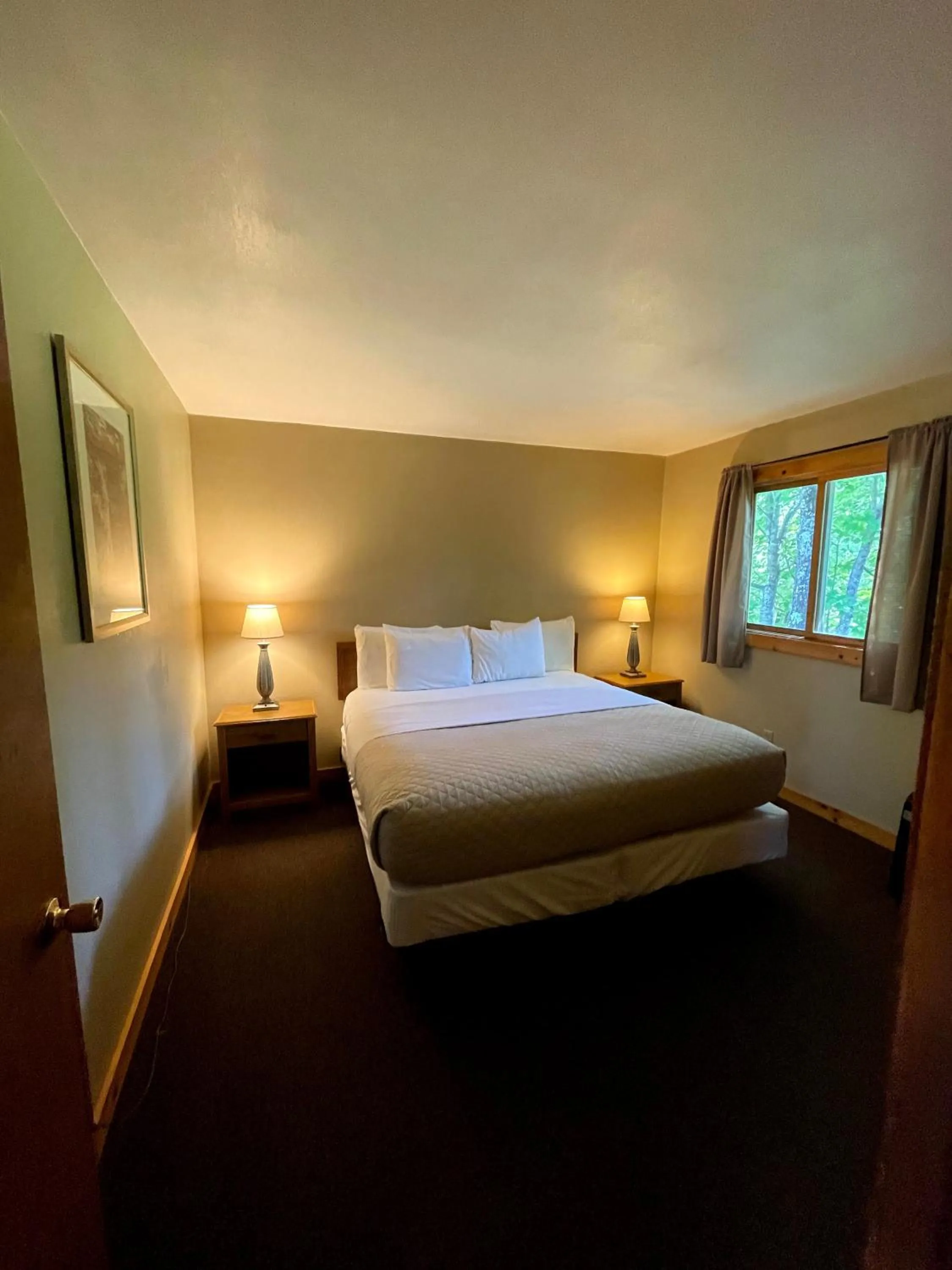 Bedroom, Bed in Hanging Horn Lakeside Resort