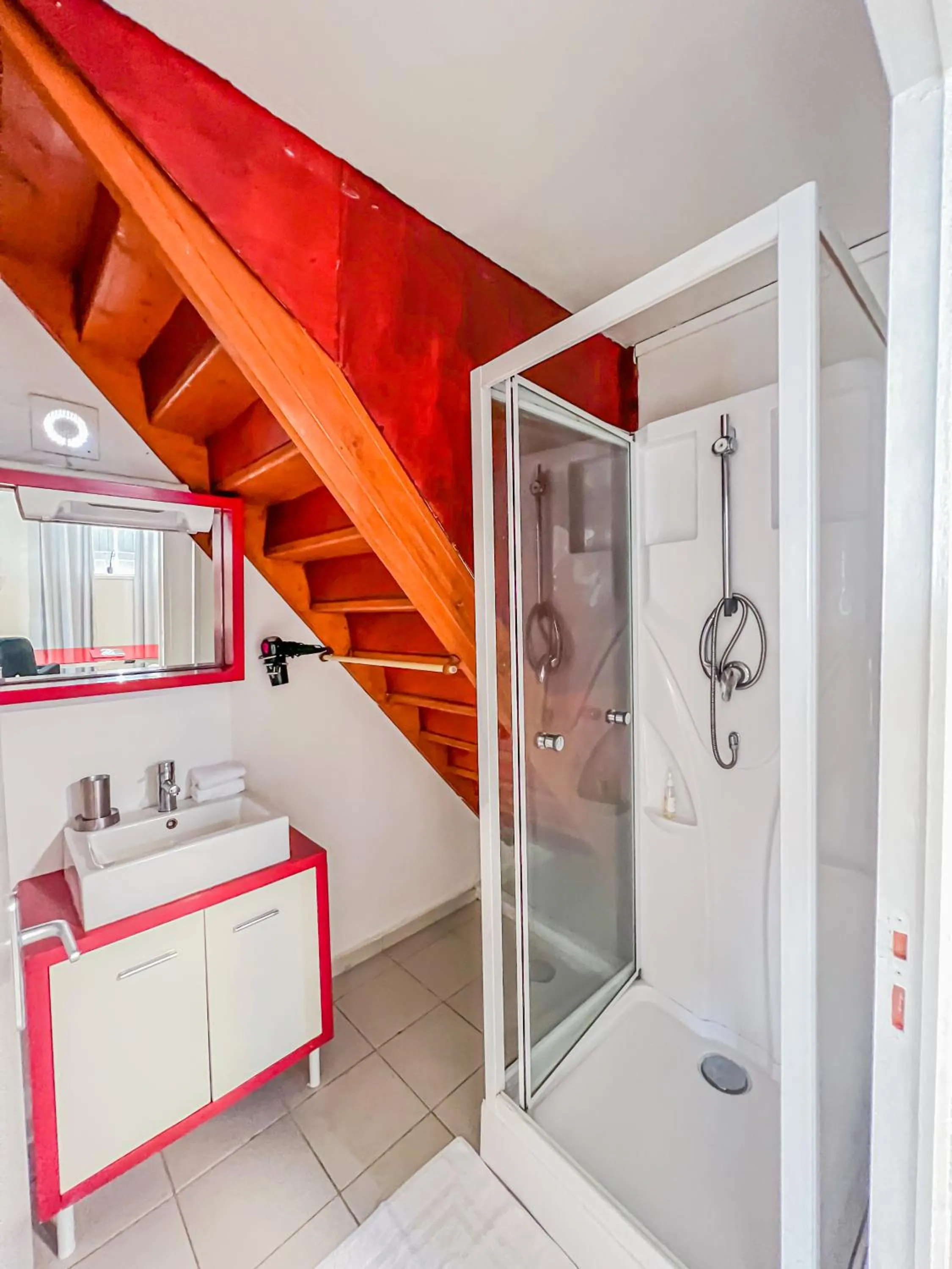 Shower in Domaine De Marly, 3 étoiles