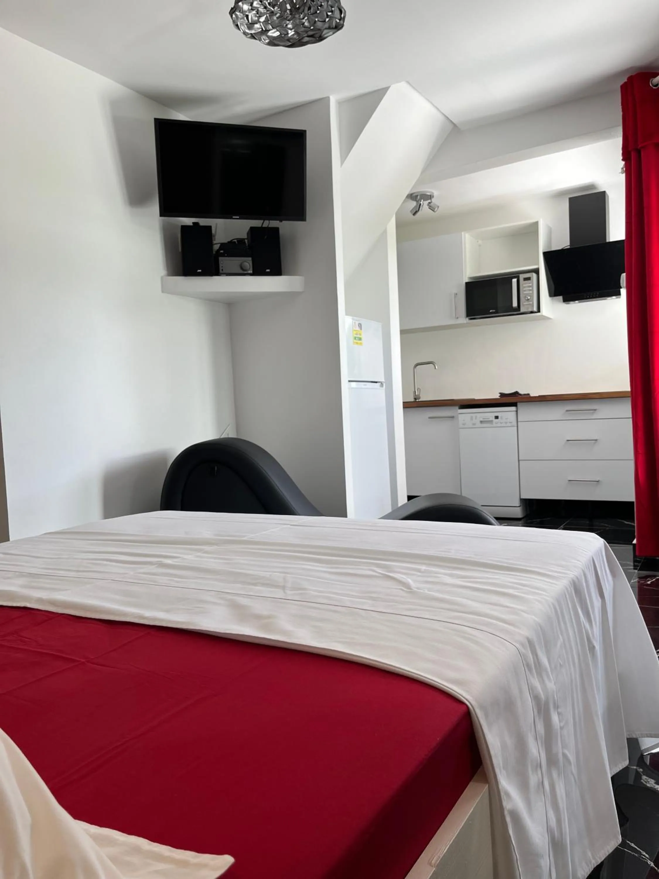TV and multimedia, Bed in Domaine De Marly, 3 étoiles