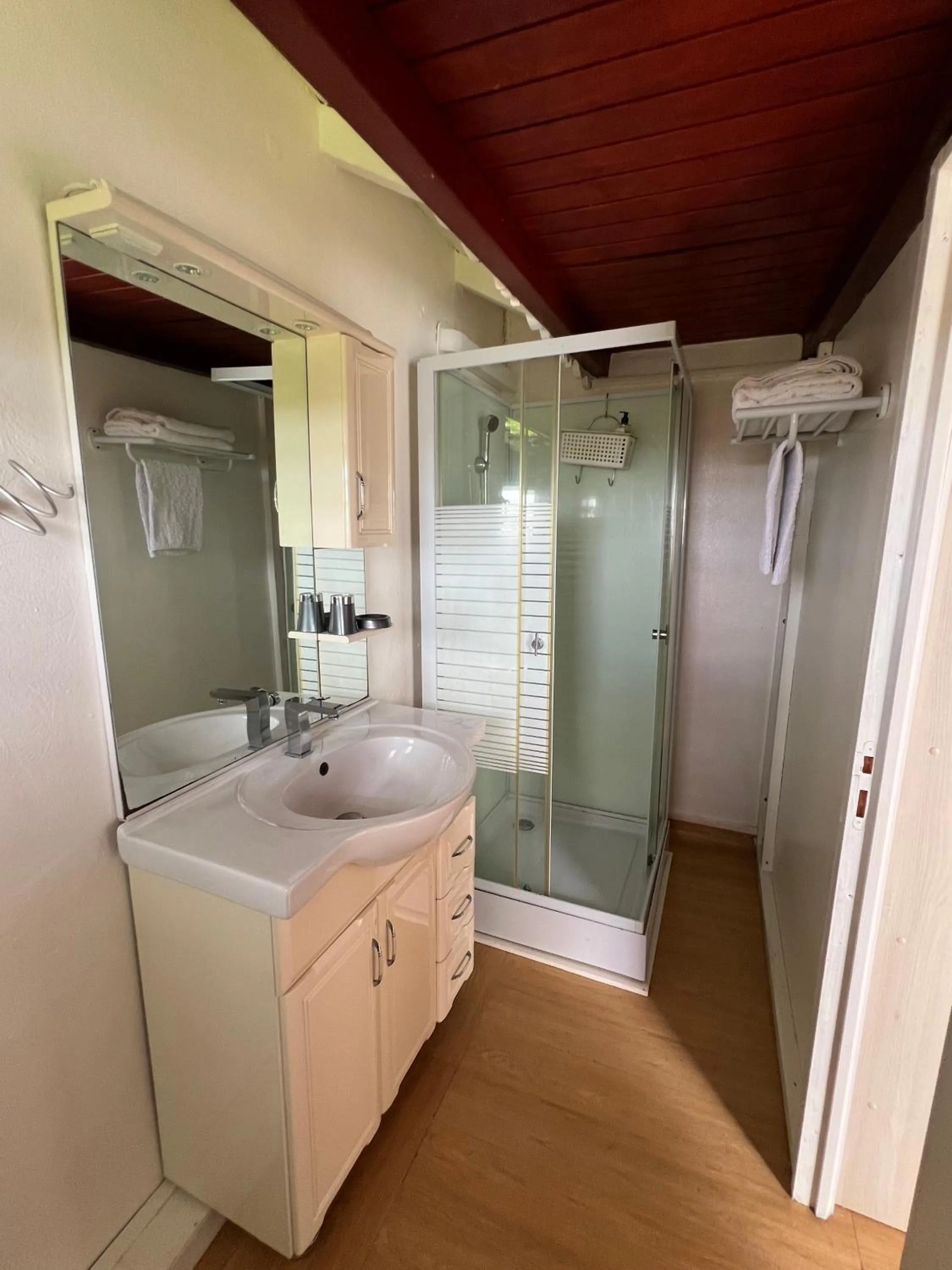 Shower in Domaine De Marly, 3 étoiles