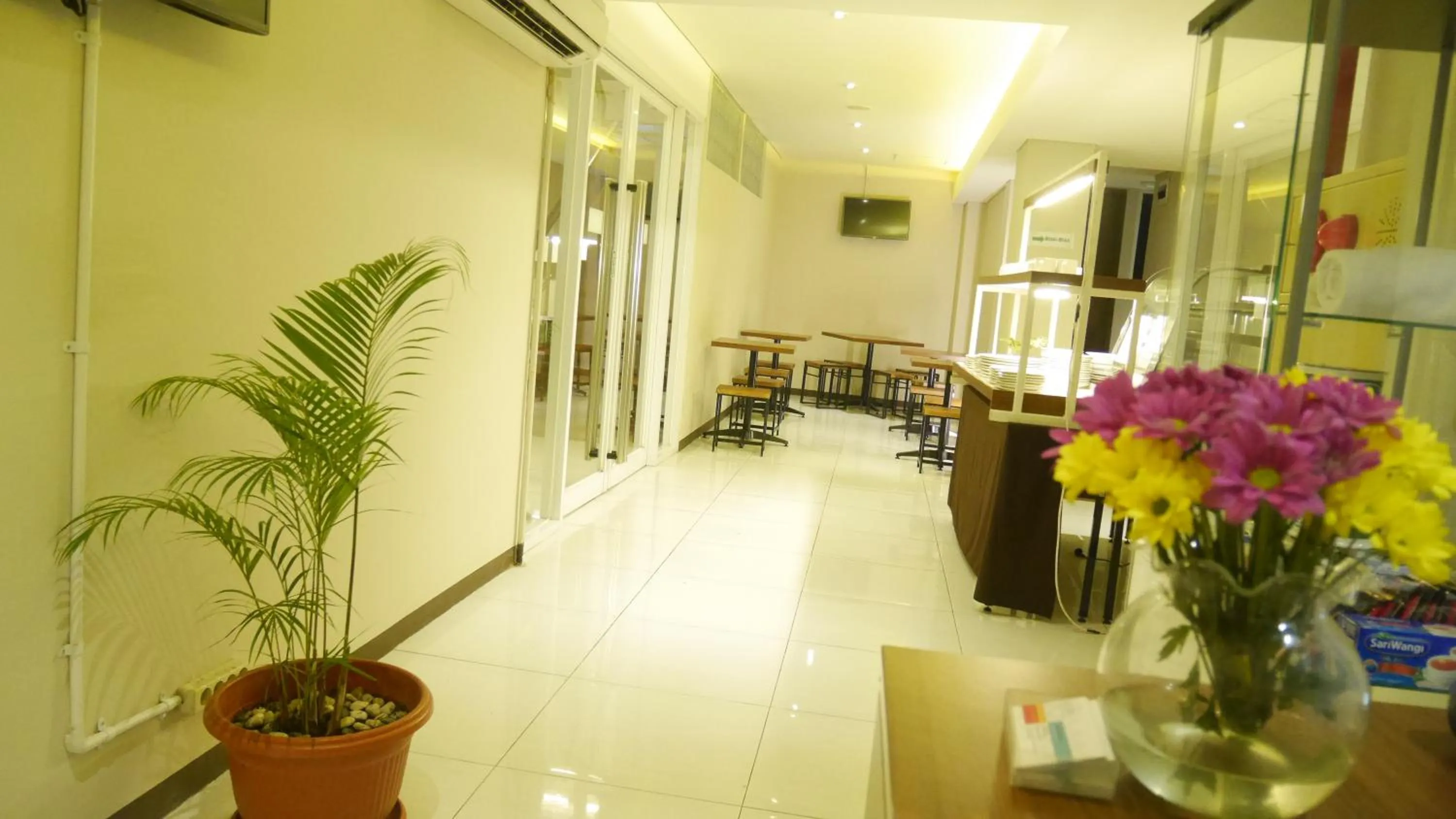 Restaurant/places to eat in Subwow Hostel