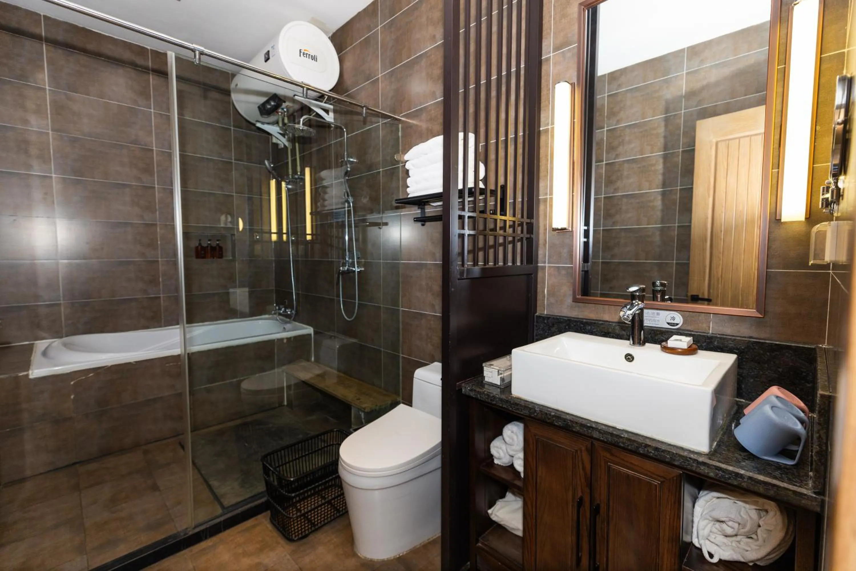 Shower in Elsewhere Hotel Inn North Street Branch