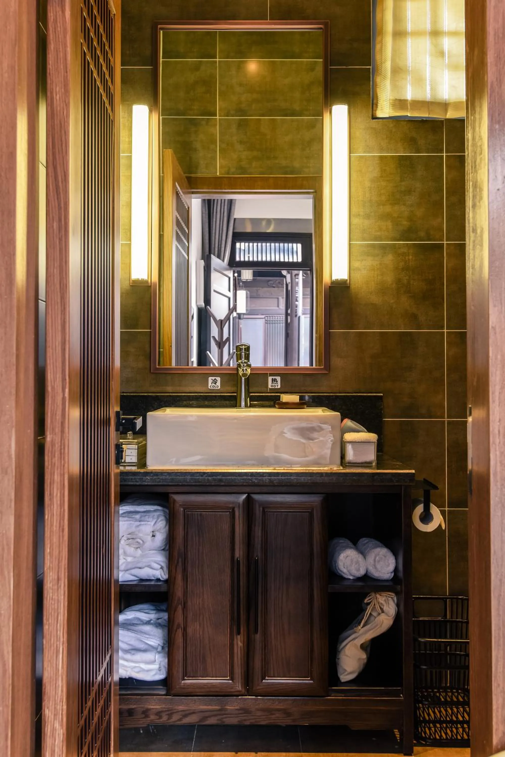 Toilet in Elsewhere Hotel Inn North Street Branch