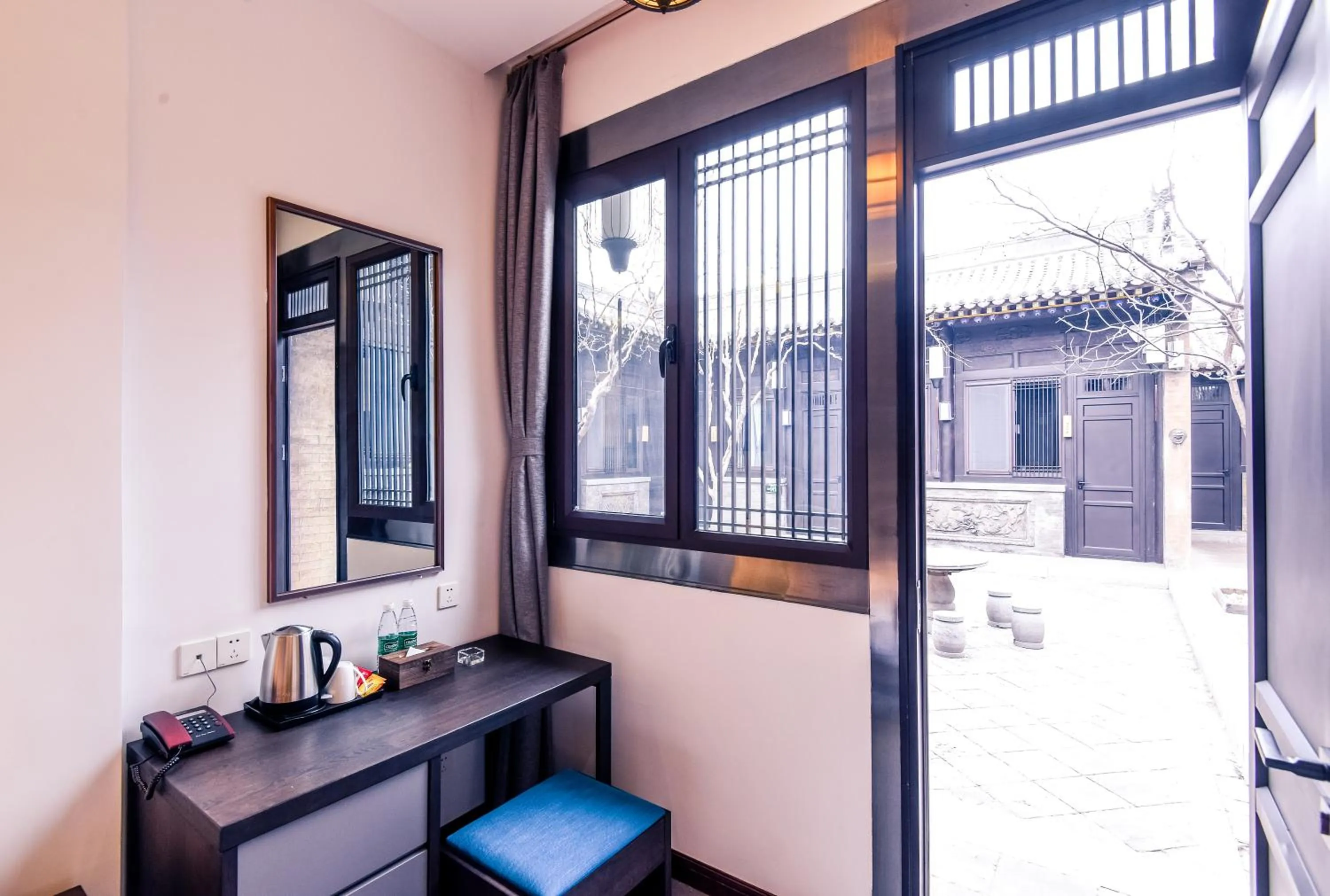 Bed in Elsewhere Hotel Inn North Street Branch