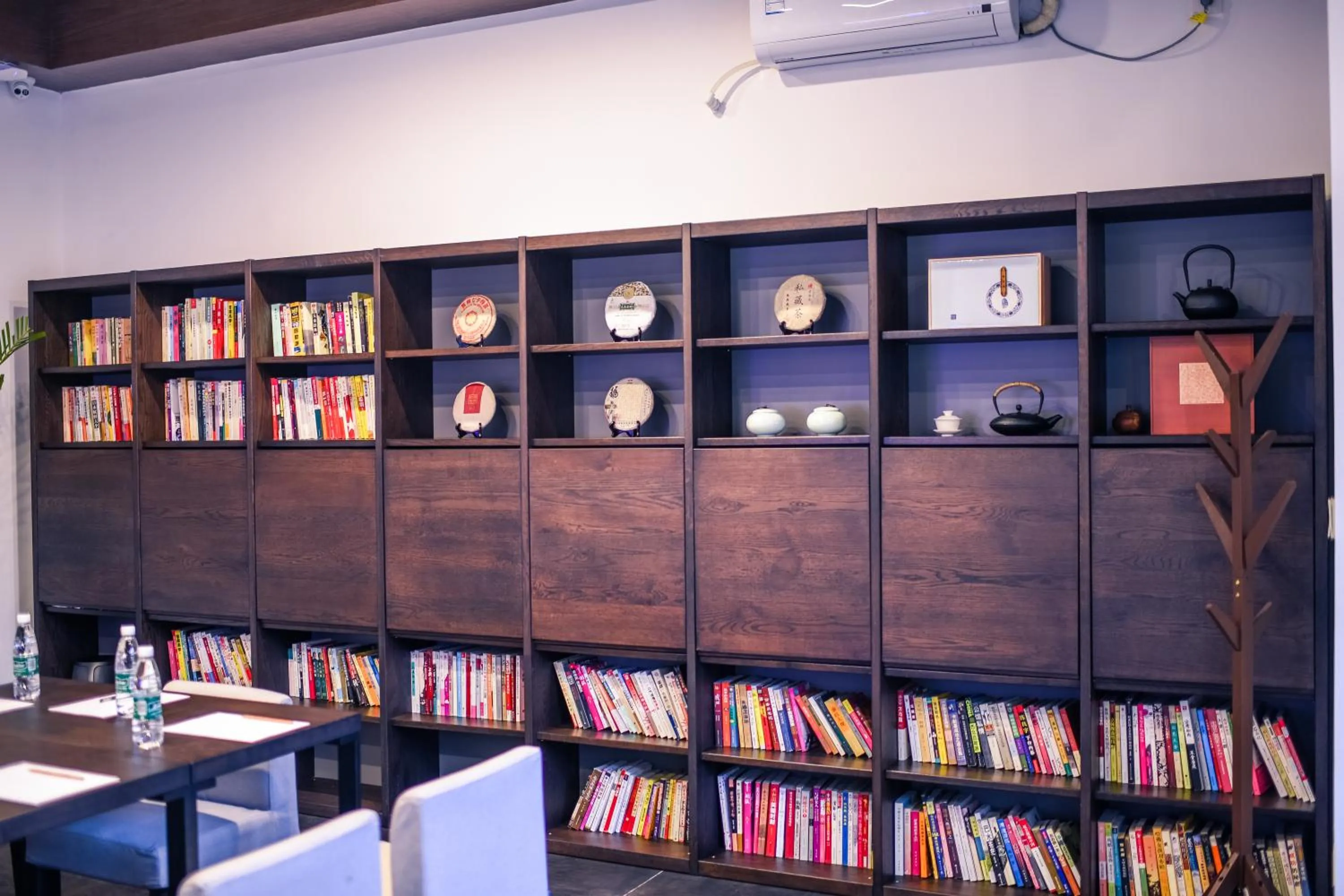 Library in Elsewhere Hotel Inn North Street Branch