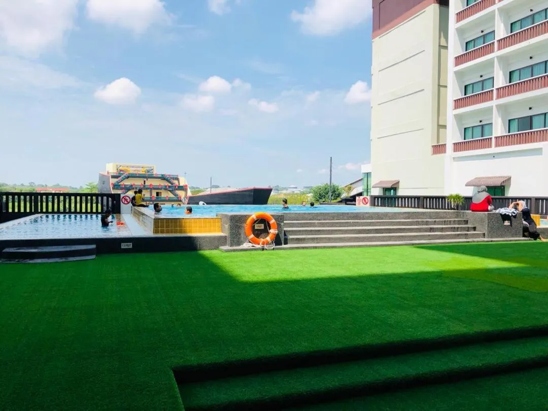 Swimming pool in Mudzaffar Hotel