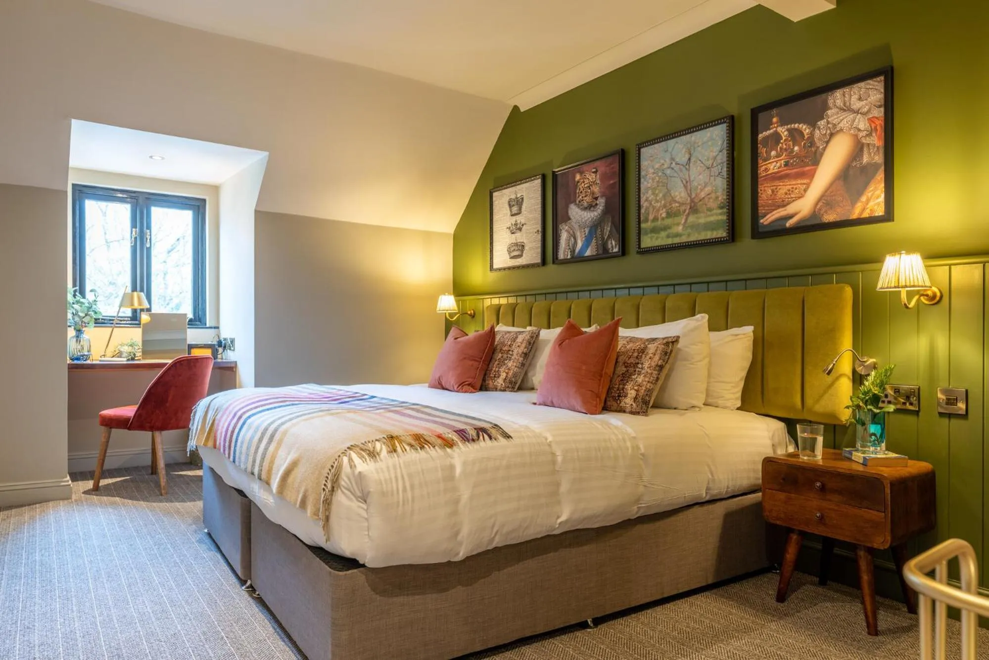 Bedroom, Bed in The Crown Inn