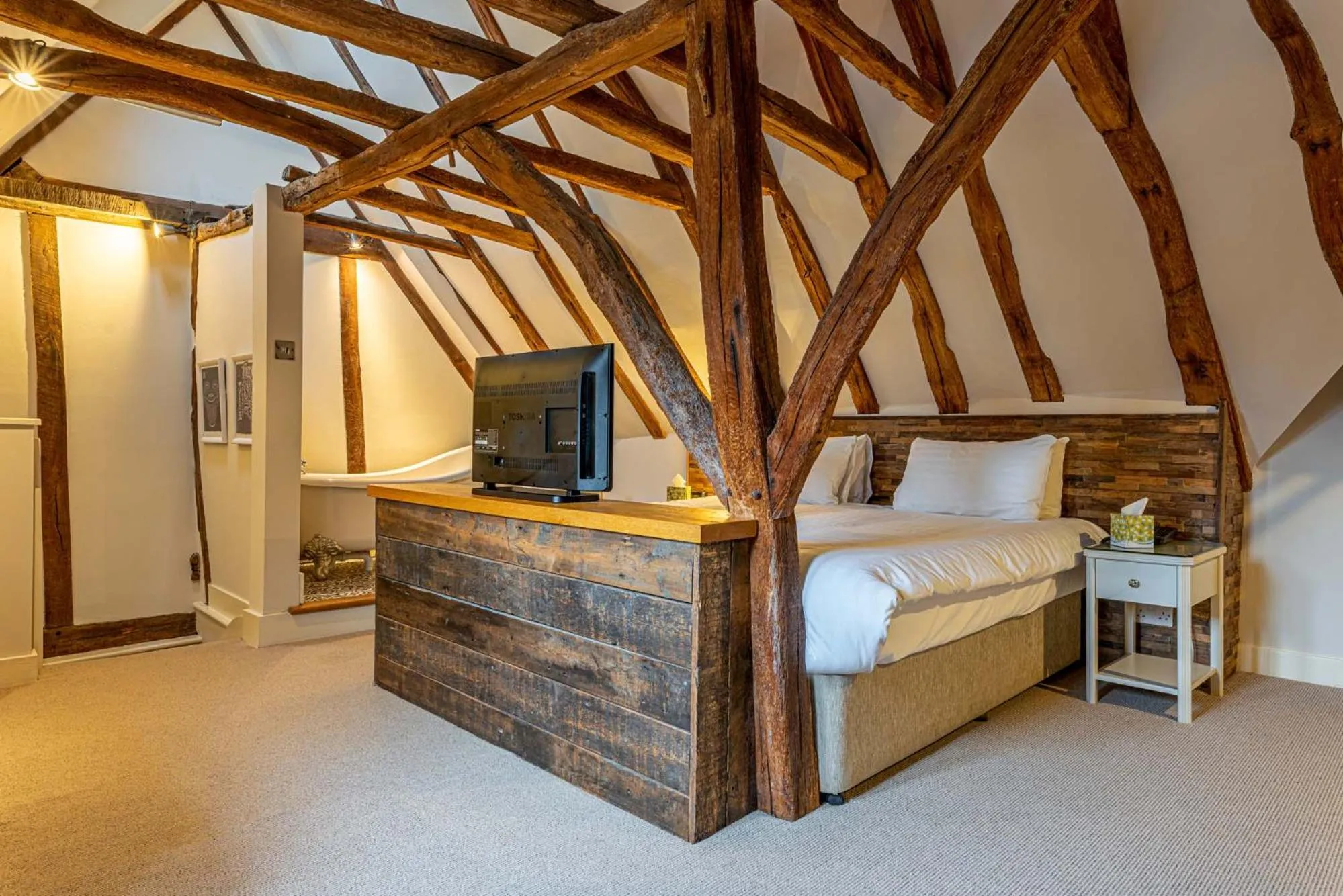 Bedroom, Bed in The Sun Inn