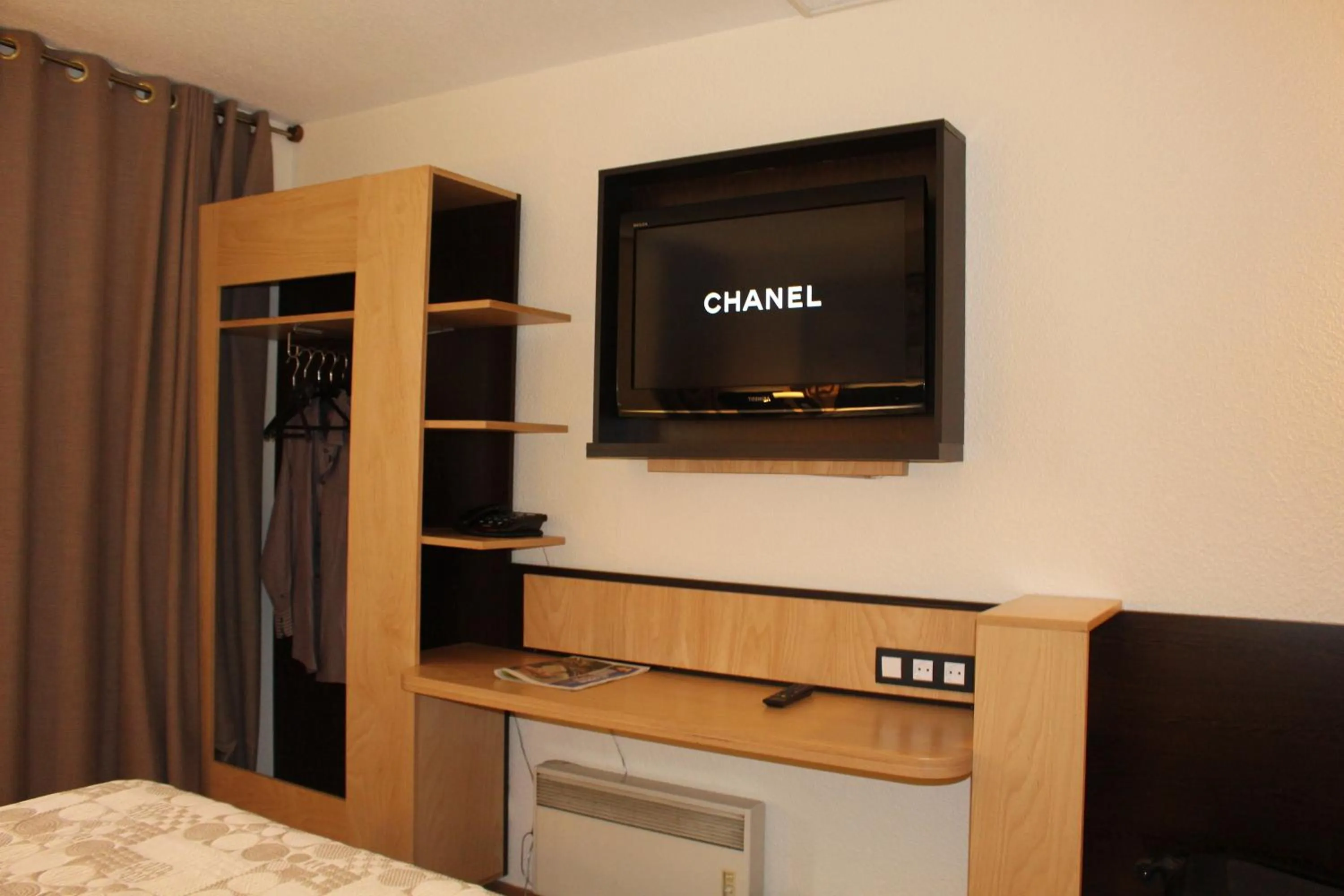 TV and multimedia in Euro Hôtel Airport Orly Rungis