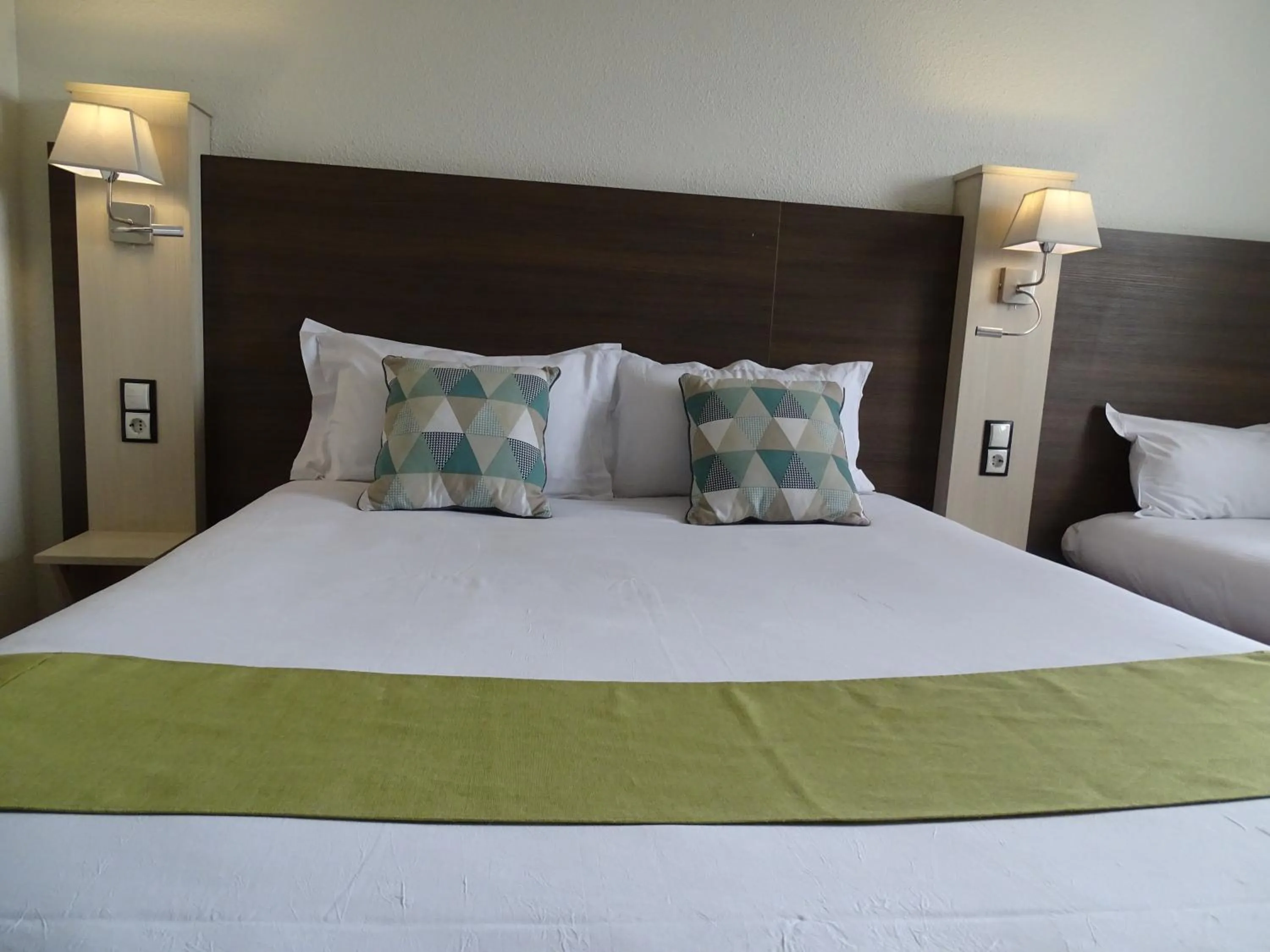 Bedroom, Bed in Euro Hôtel Airport Orly Rungis