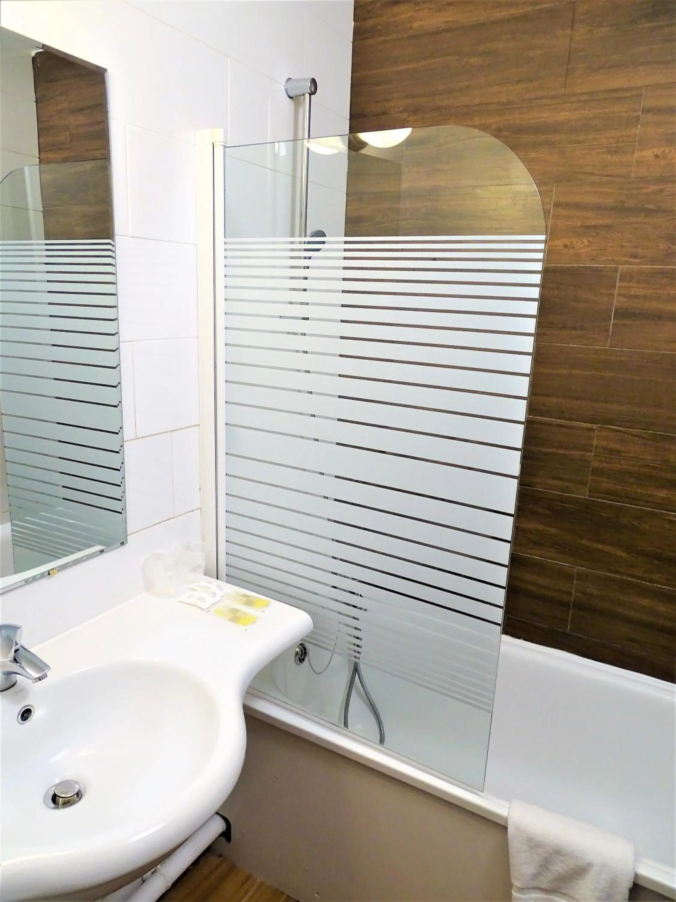 Bathroom in Euro Hôtel Paris Créteil