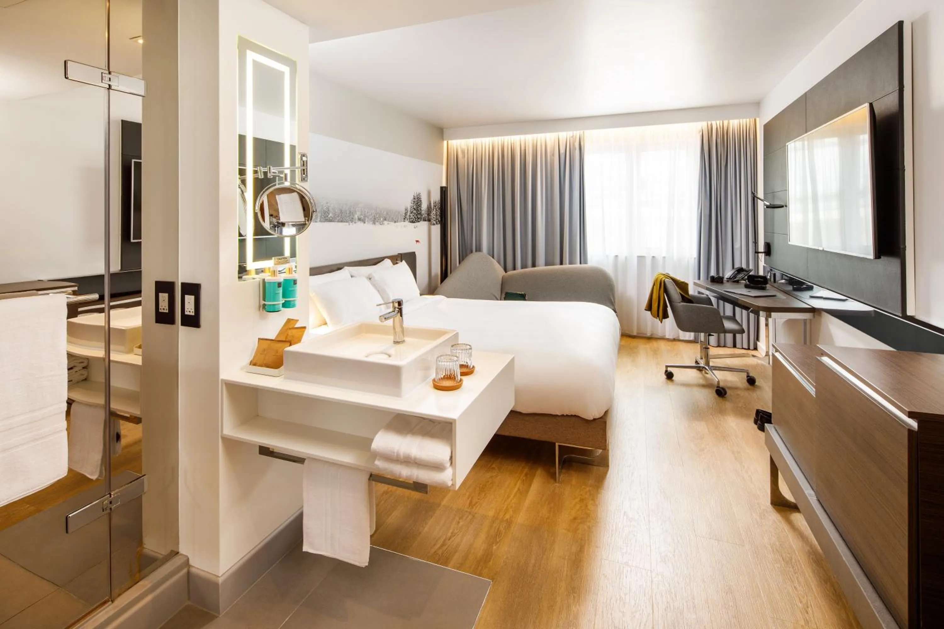 Bathroom, Bed in Novotel London Bridge