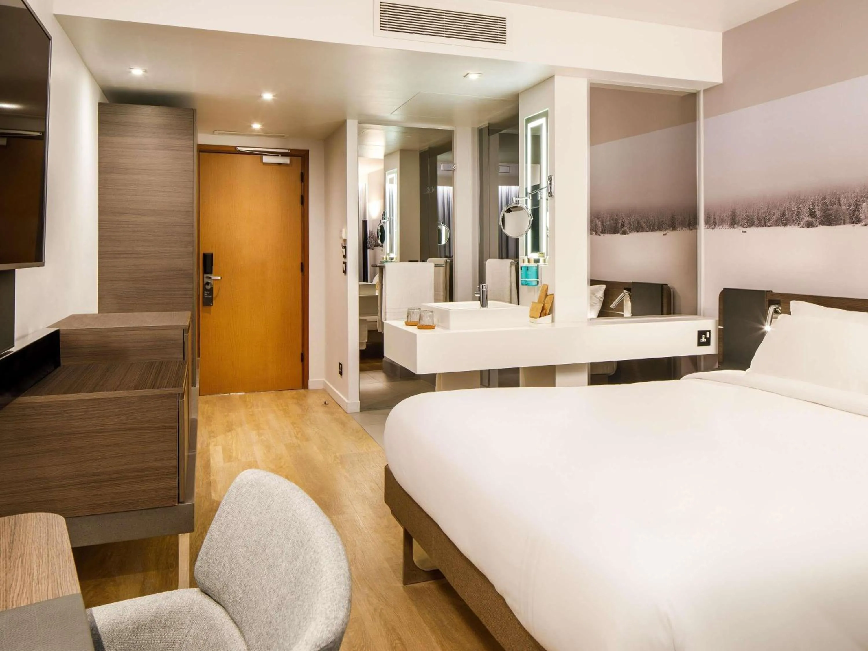 Bedroom, Bed in Novotel London Bridge