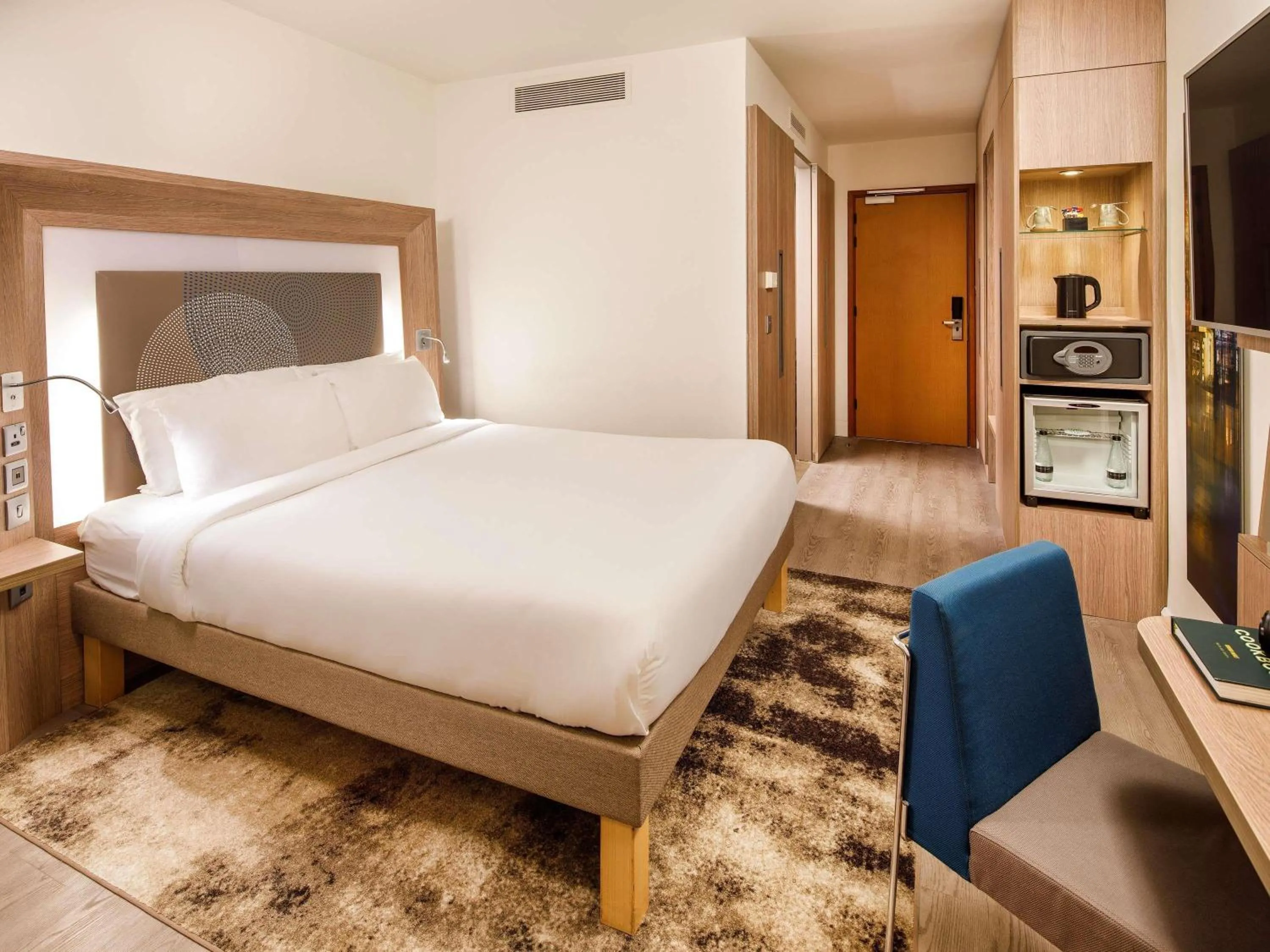 Bedroom, Bed in Novotel London Bridge