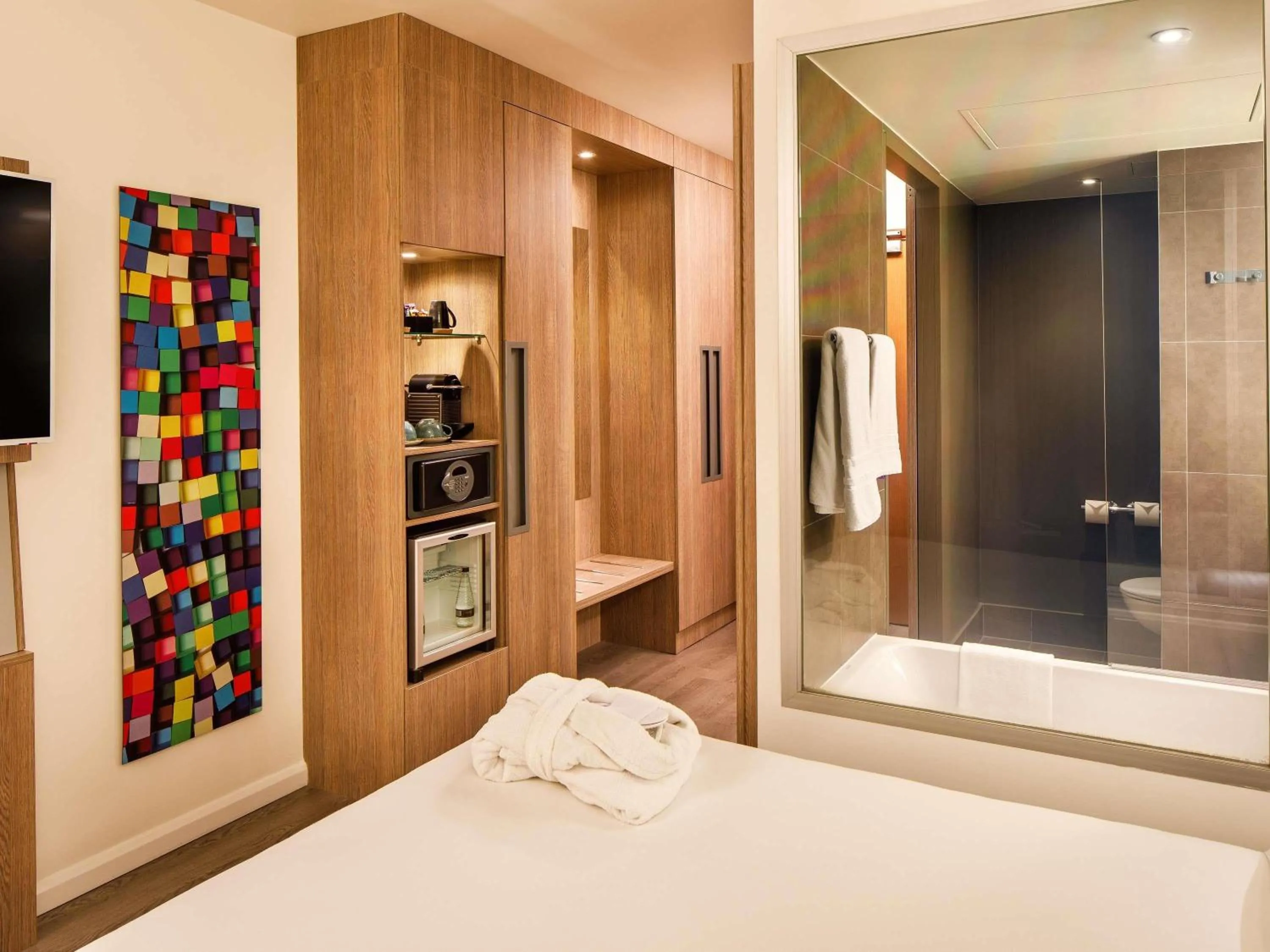 Bedroom, Bed in Novotel London Bridge