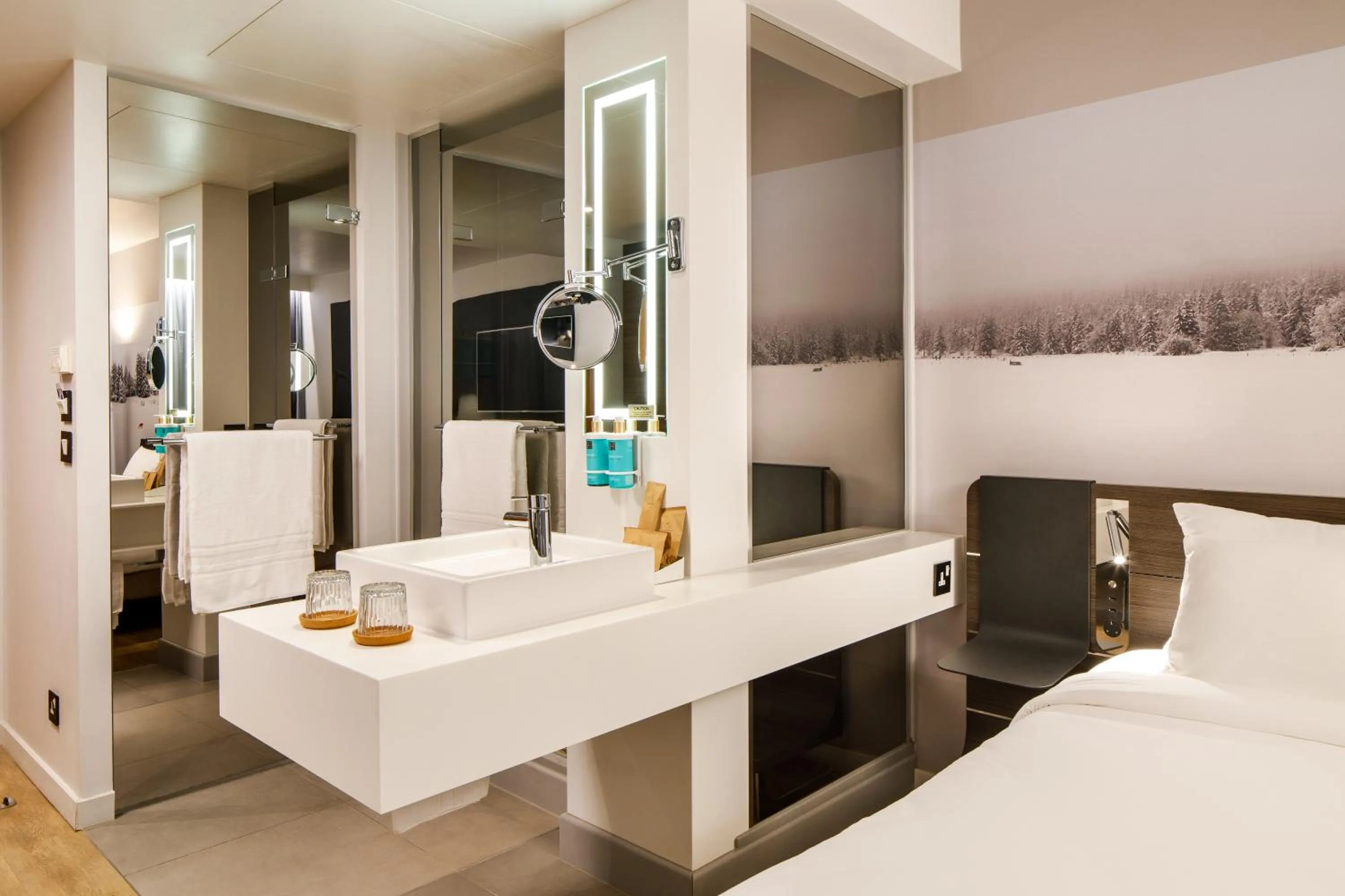 Bathroom, Bed in Novotel London Bridge