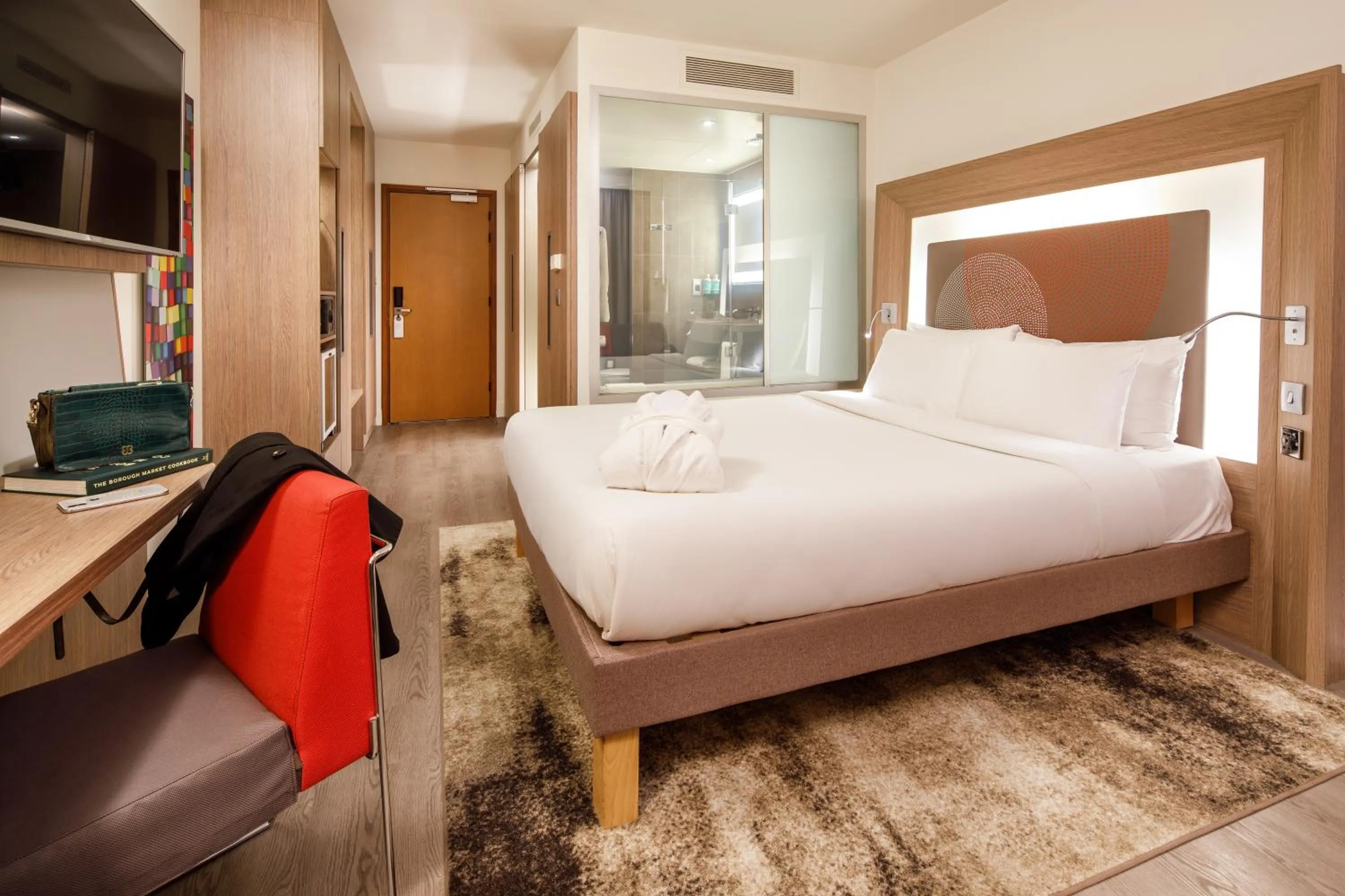 Bedroom, Bed in Novotel London Bridge