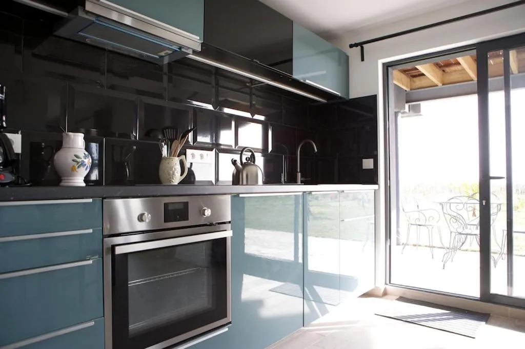 Kitchen or kitchenette in Villa Belmont