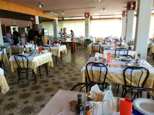 Restaurant/places to eat in Albergo Girasole Frontemare