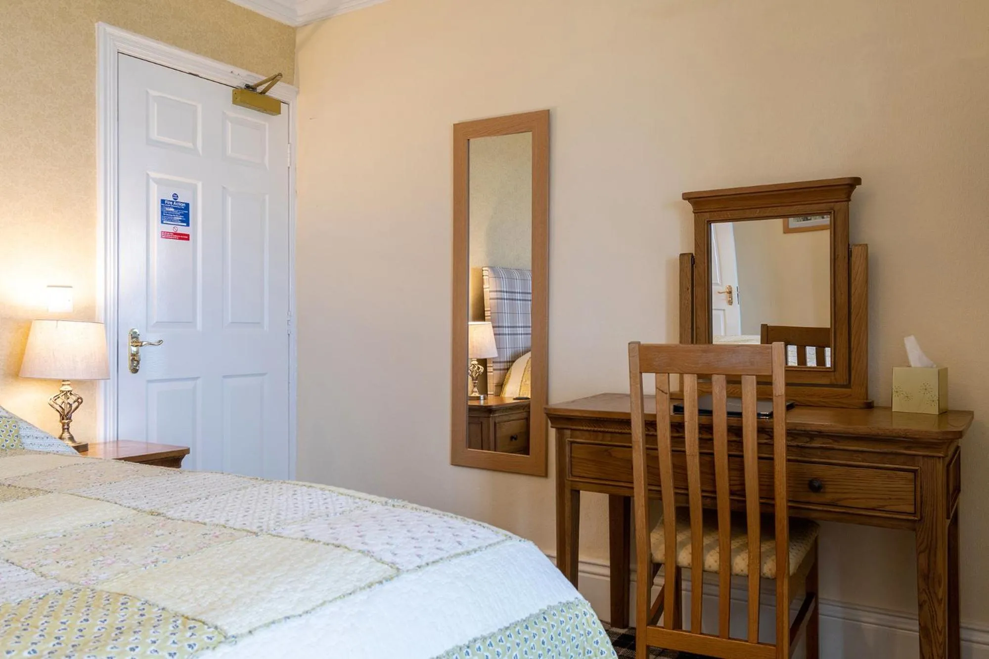 Photo of the whole room, Bed in Crown Lodge