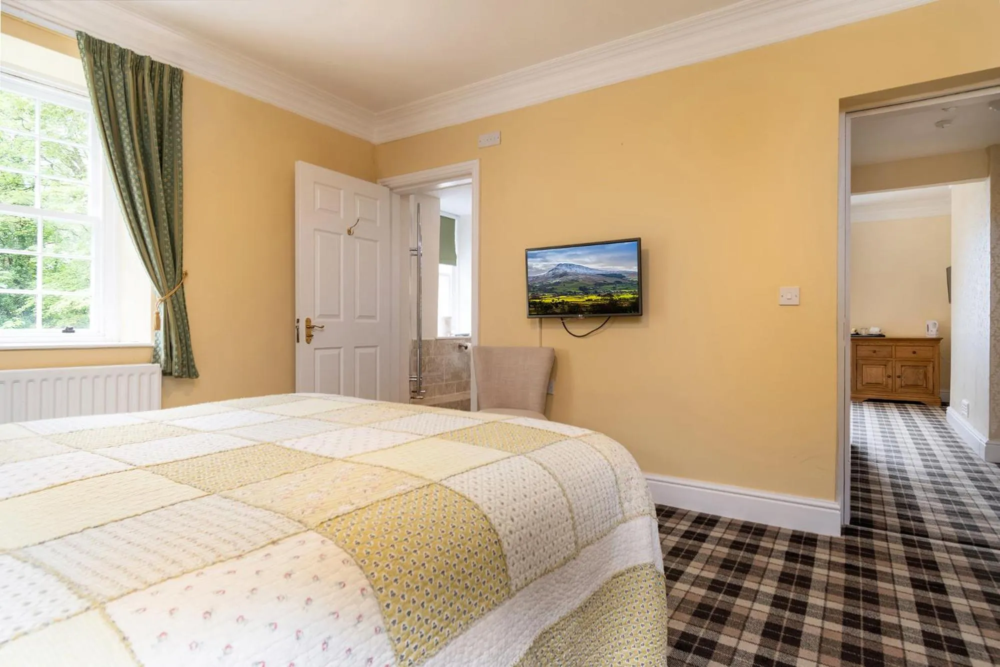 Bedroom, Bed in Crown Lodge