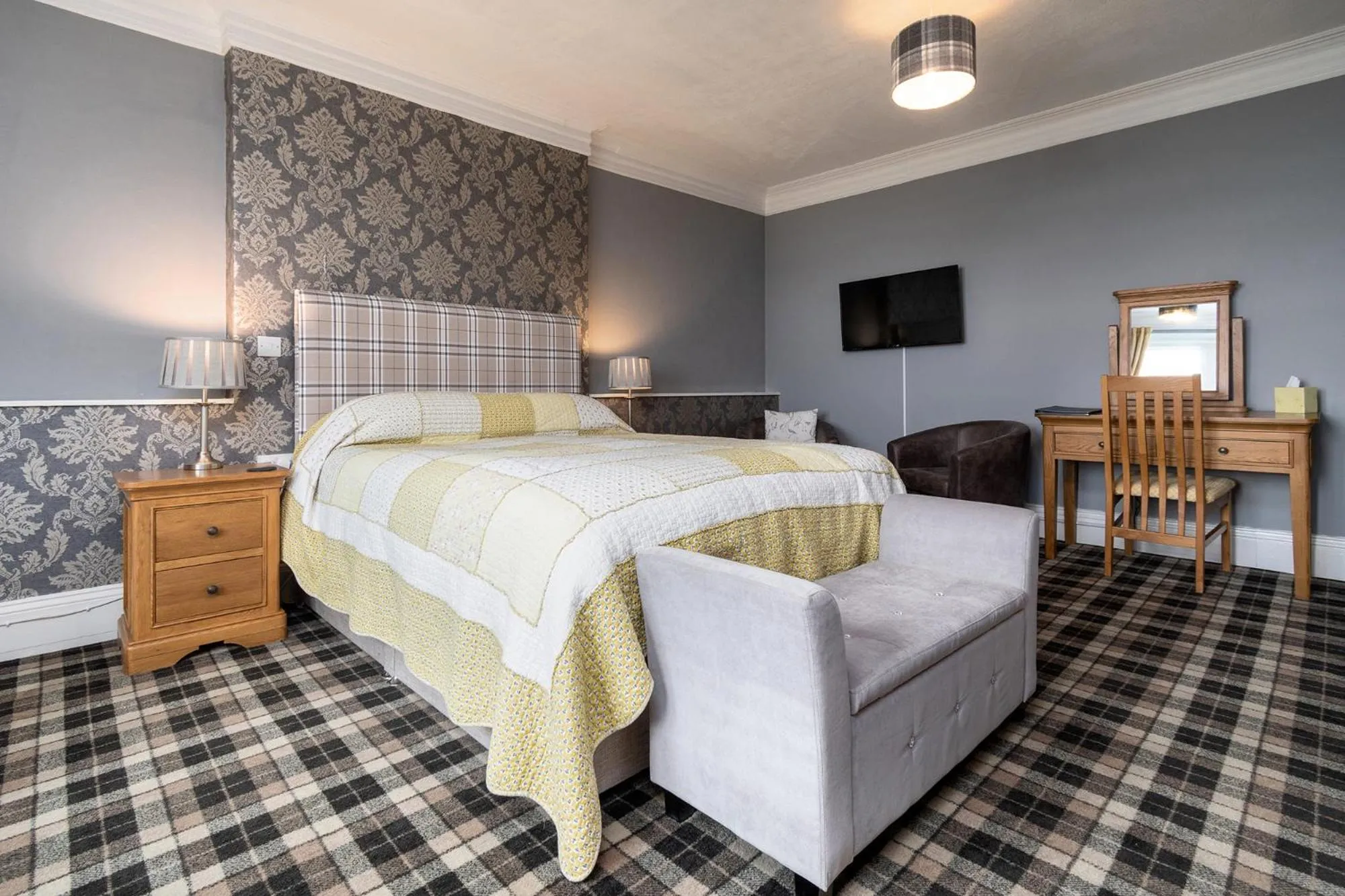 Photo of the whole room, Bed in Crown Lodge