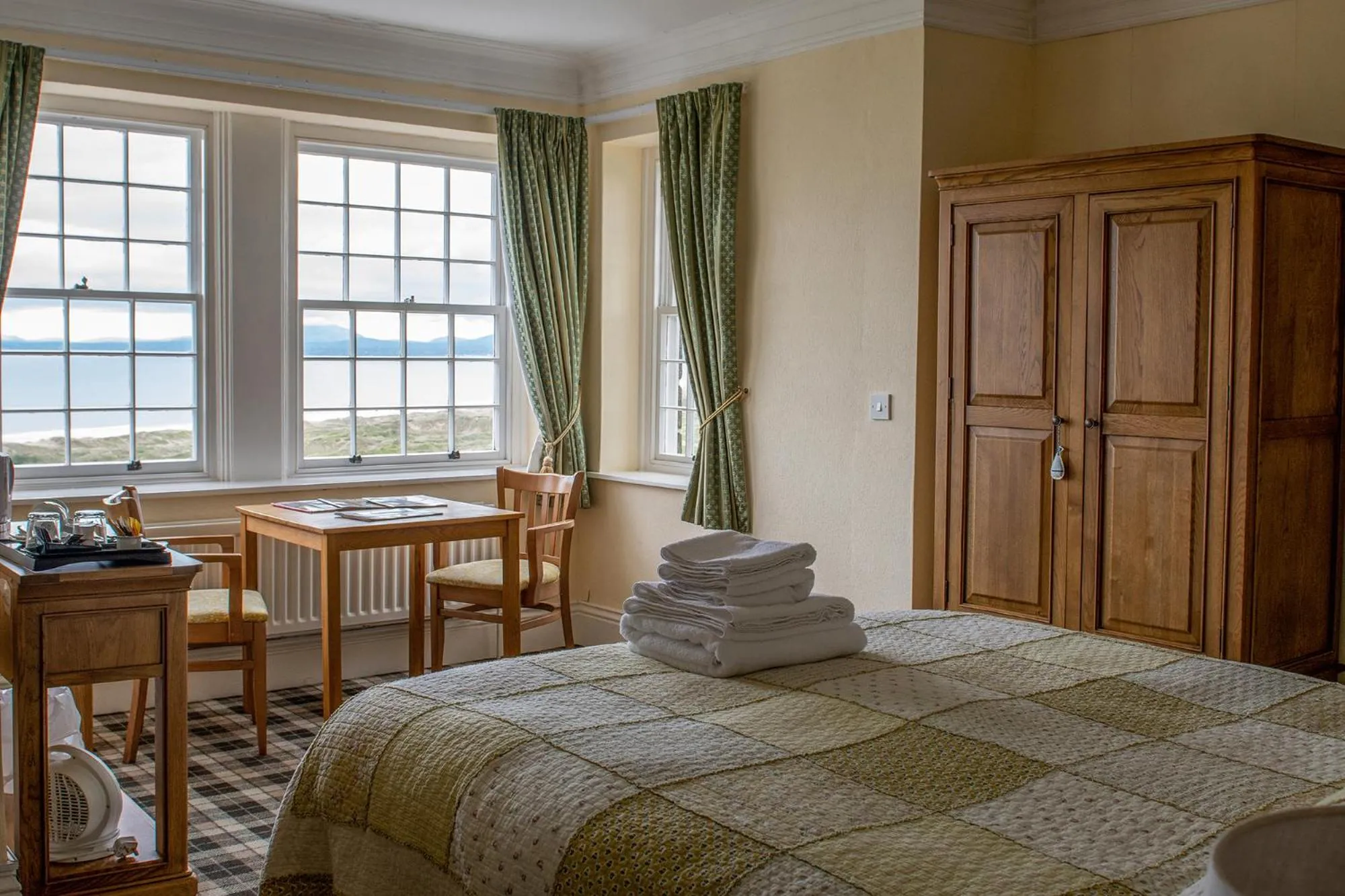 Photo of the whole room, Bed in Crown Lodge