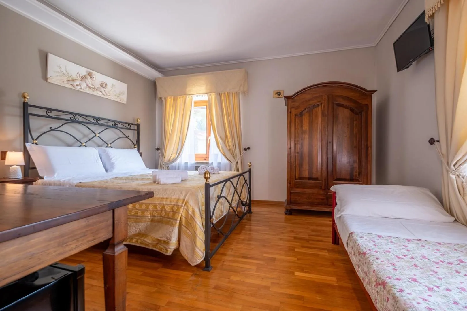 Double Room with Extra Bed in Agriturismo Beata Vanna