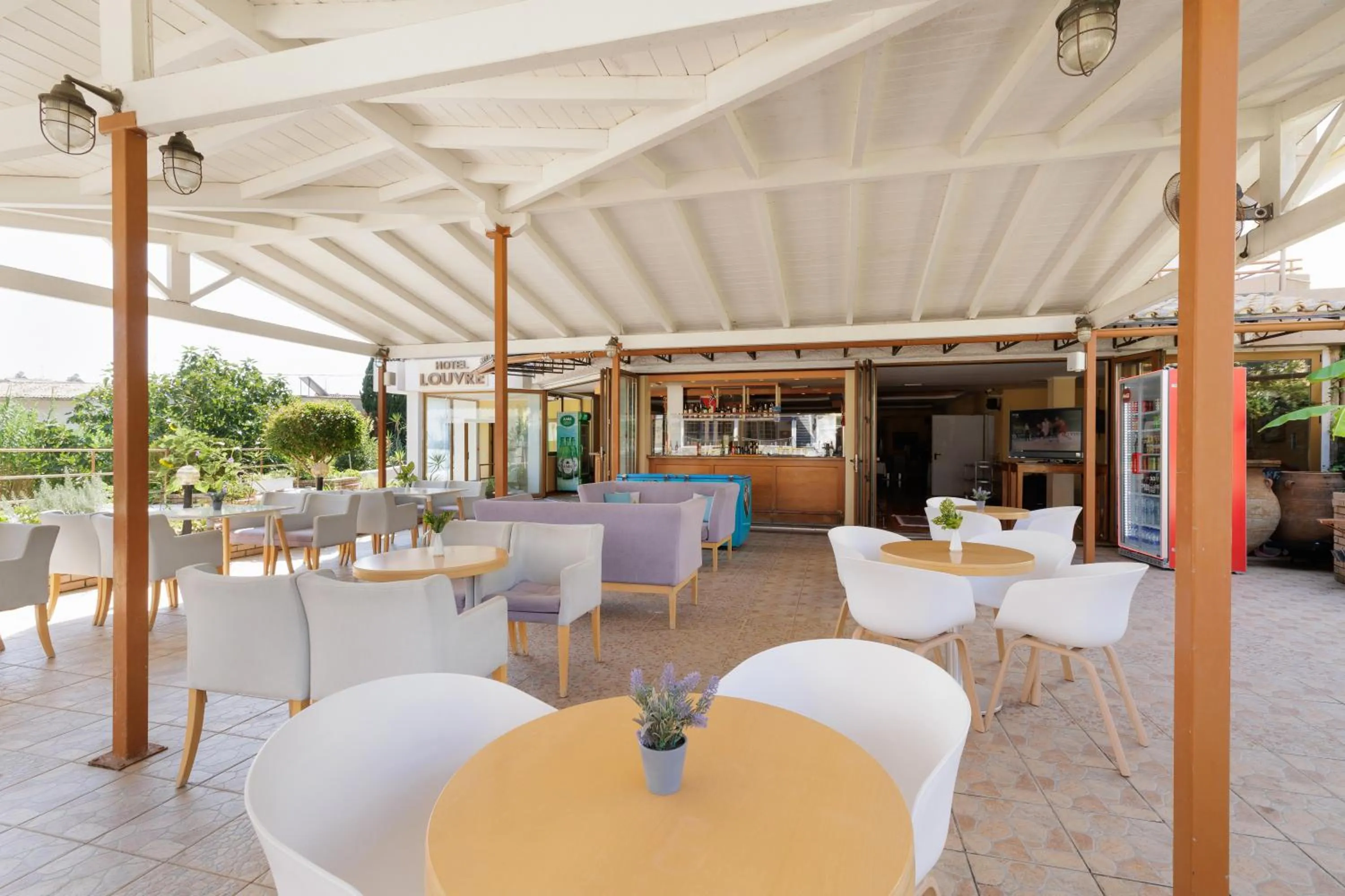 Lounge or bar in Louvre Hotel