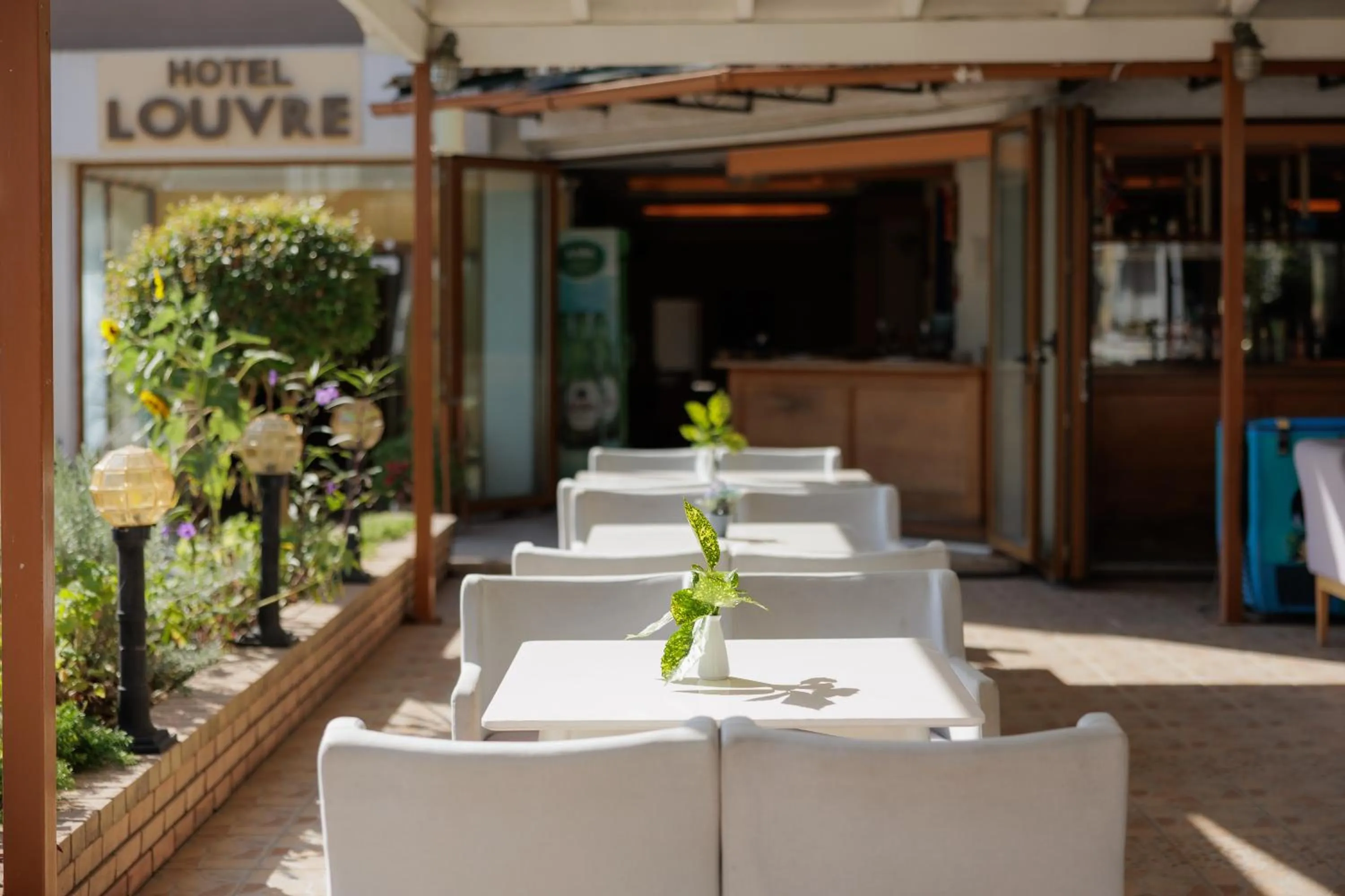 Lounge or bar in Louvre Hotel