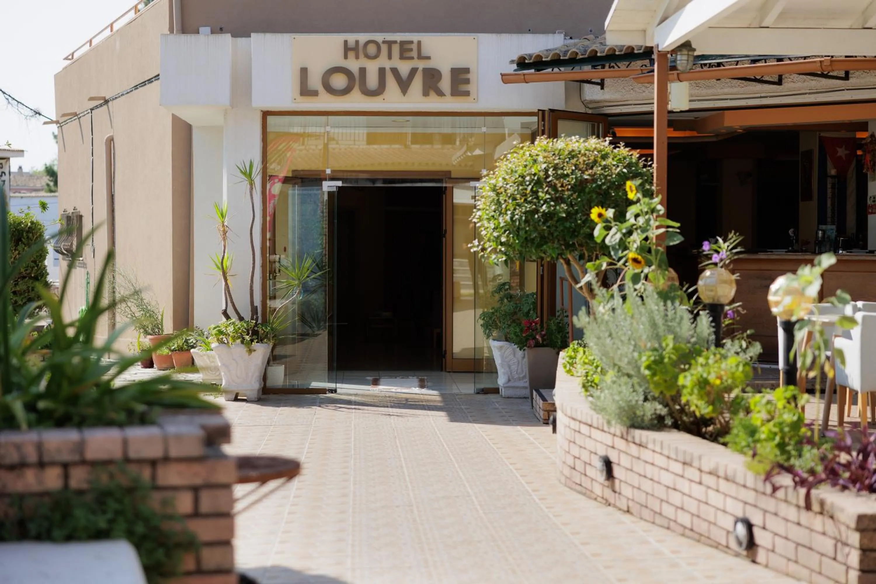 Facade/entrance in Louvre Hotel