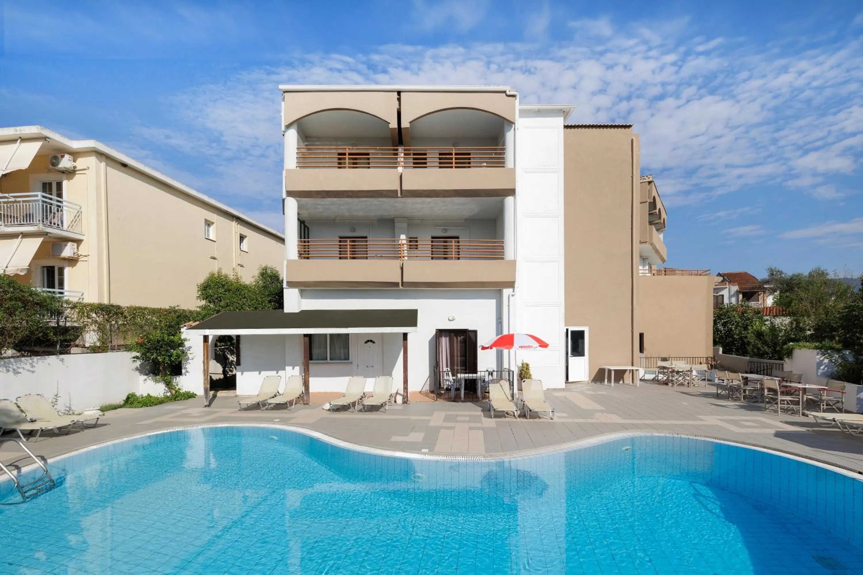 Swimming pool in Louvre Hotel