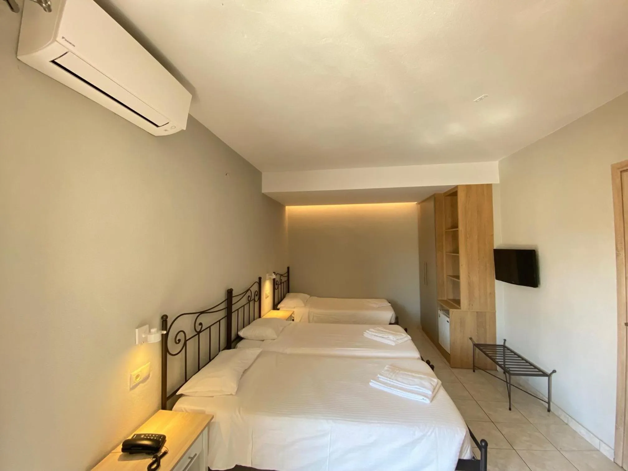 Bedroom, Bed in Louvre Hotel