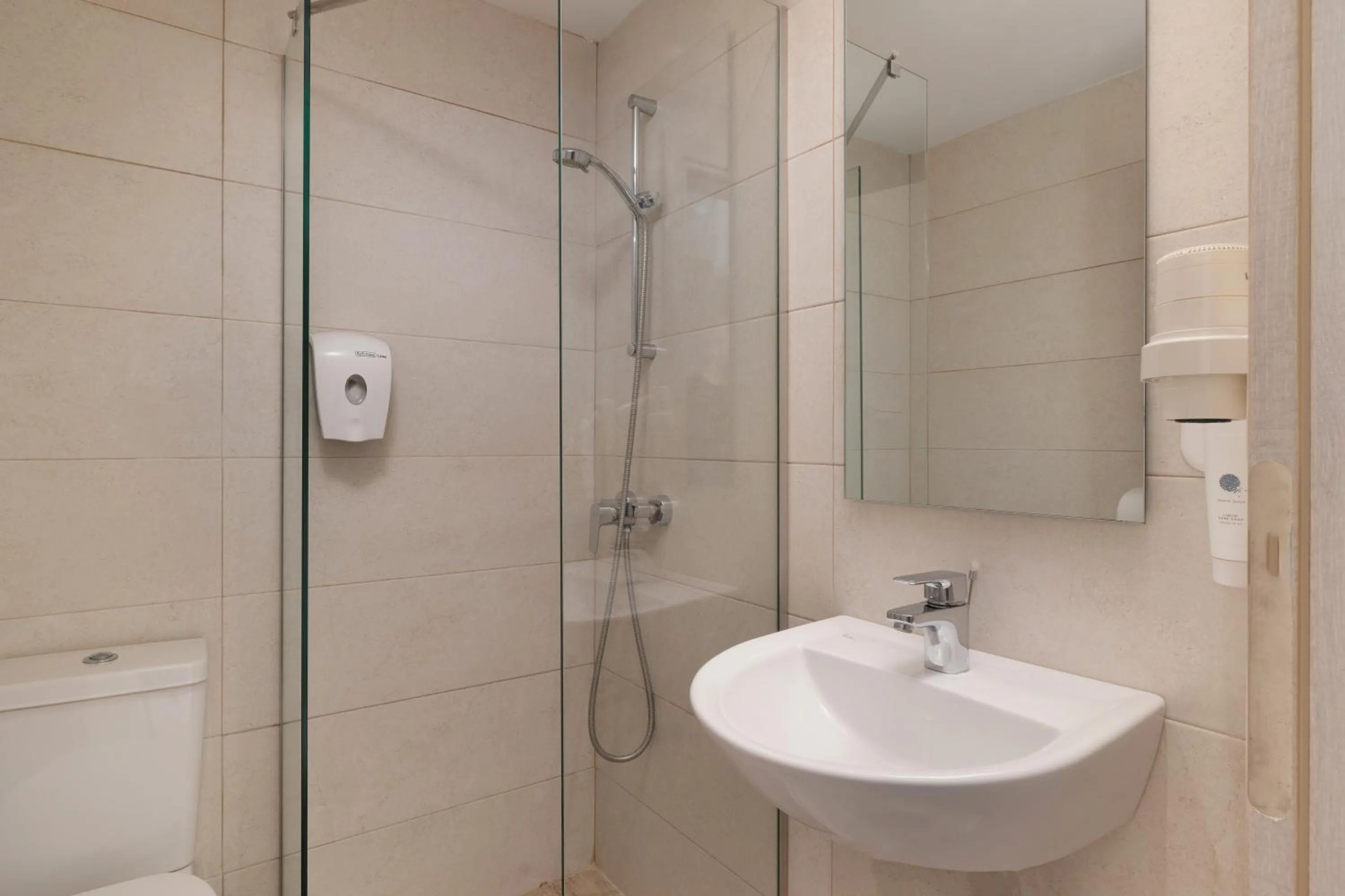 Bathroom in Louvre Hotel