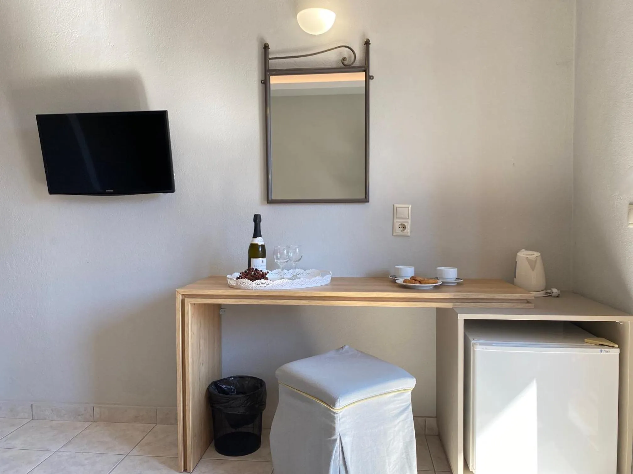 Bedroom in Louvre Hotel