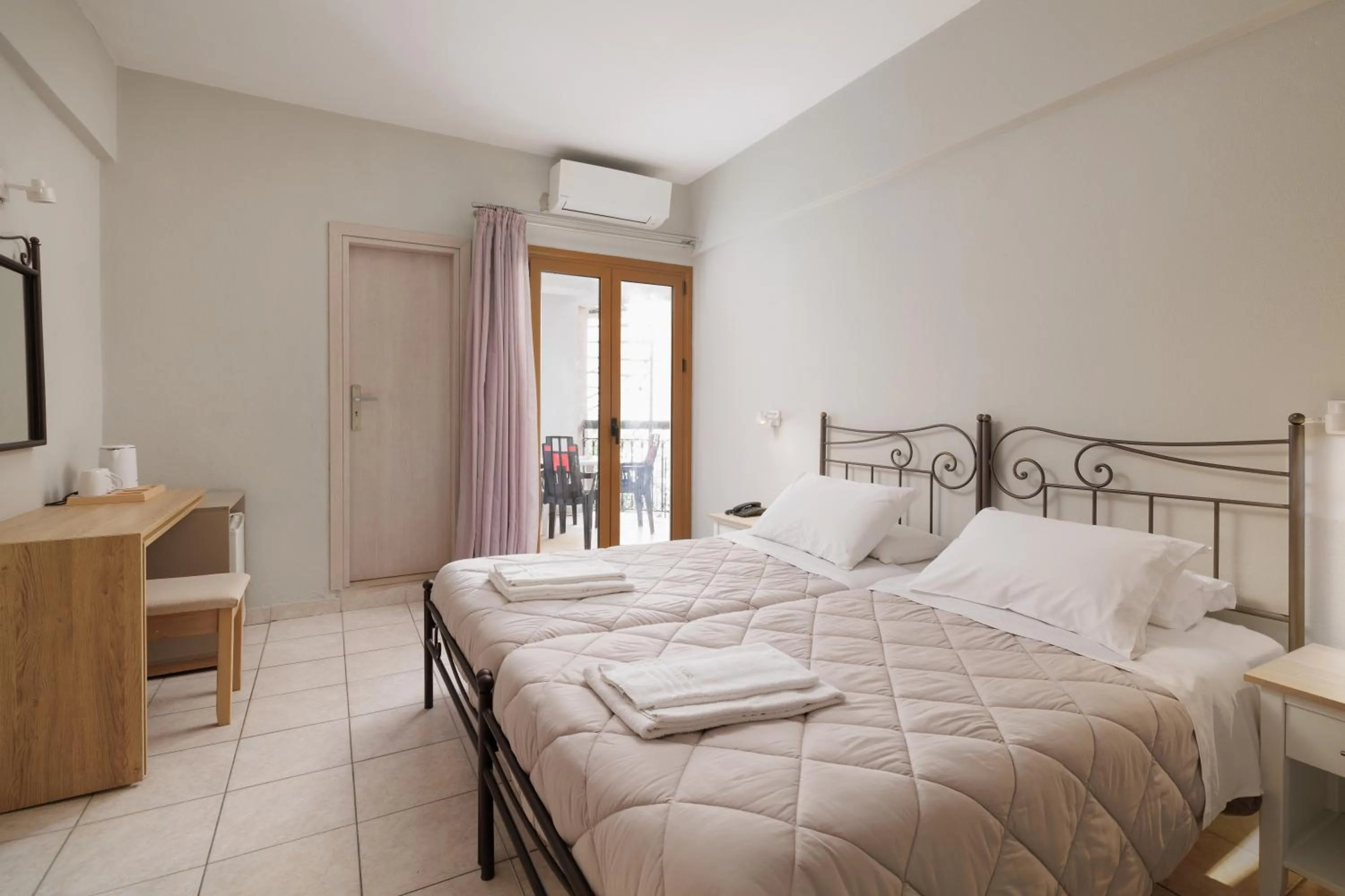 Photo of the whole room, Bed in Louvre Hotel