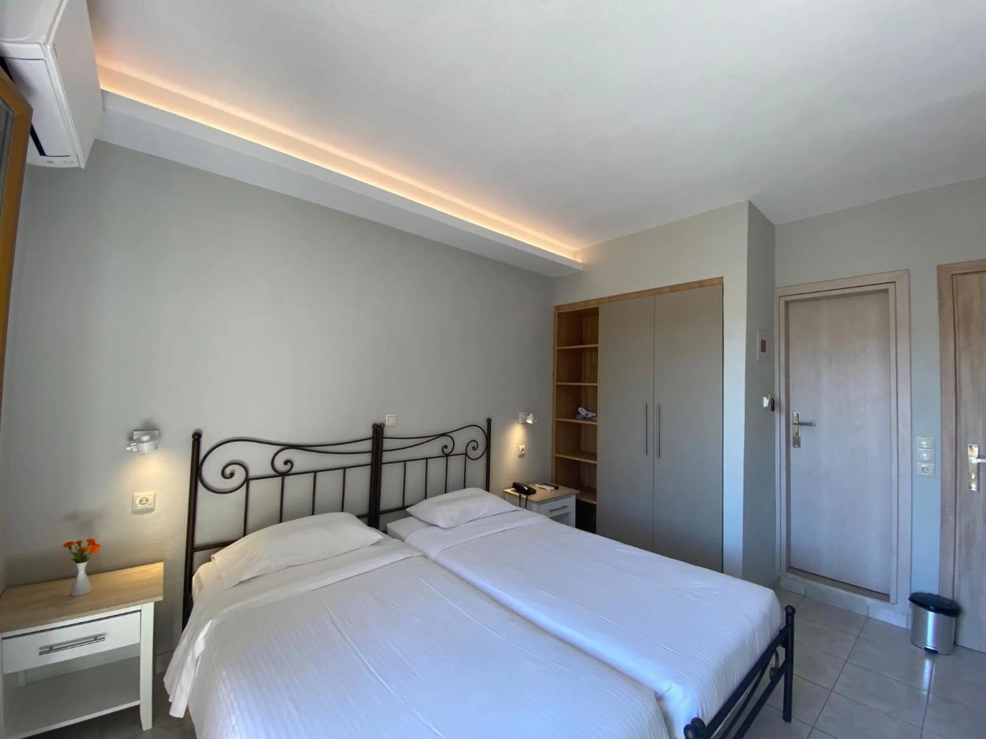 Bedroom, Bed in Louvre Hotel