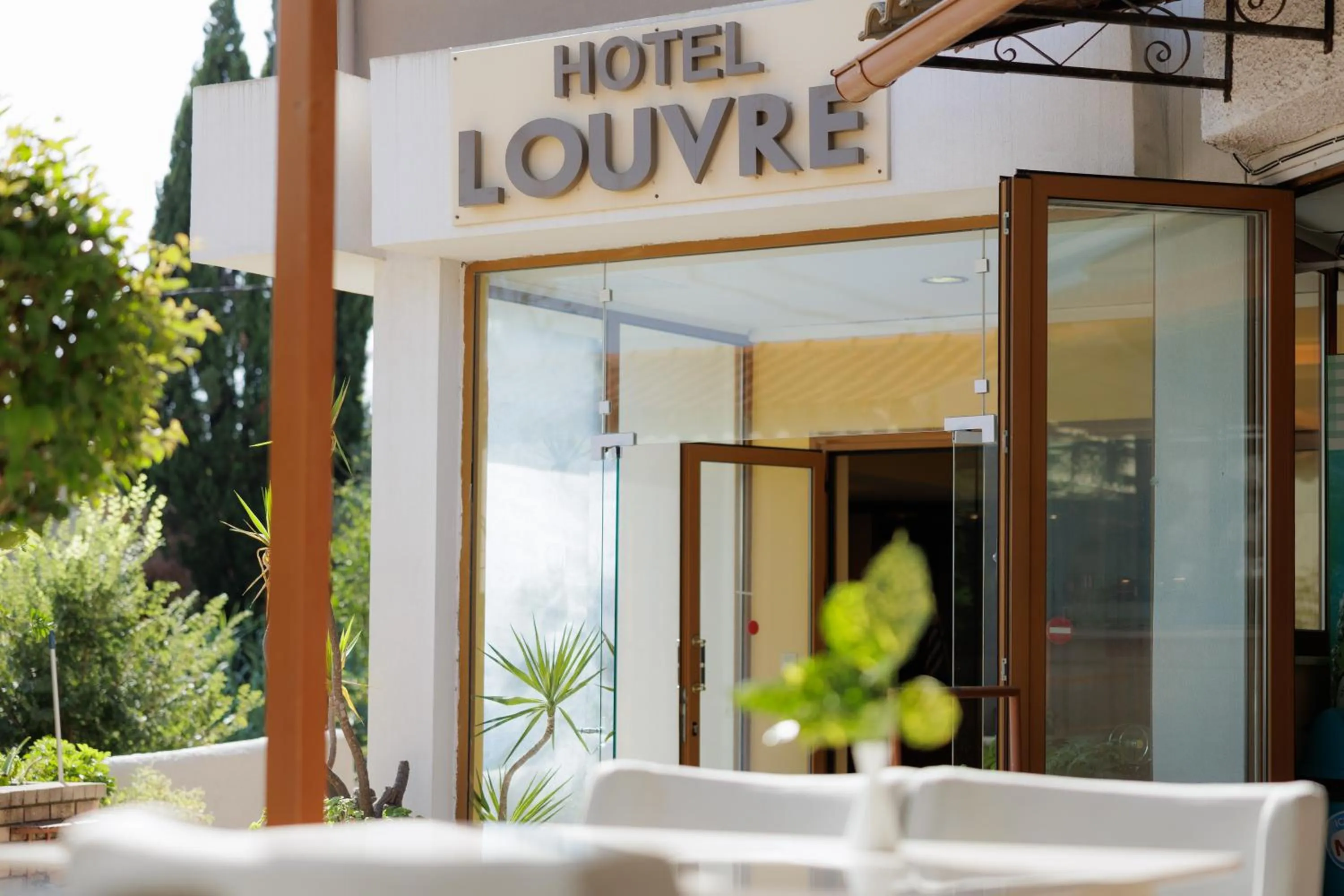 Facade/entrance in Louvre Hotel