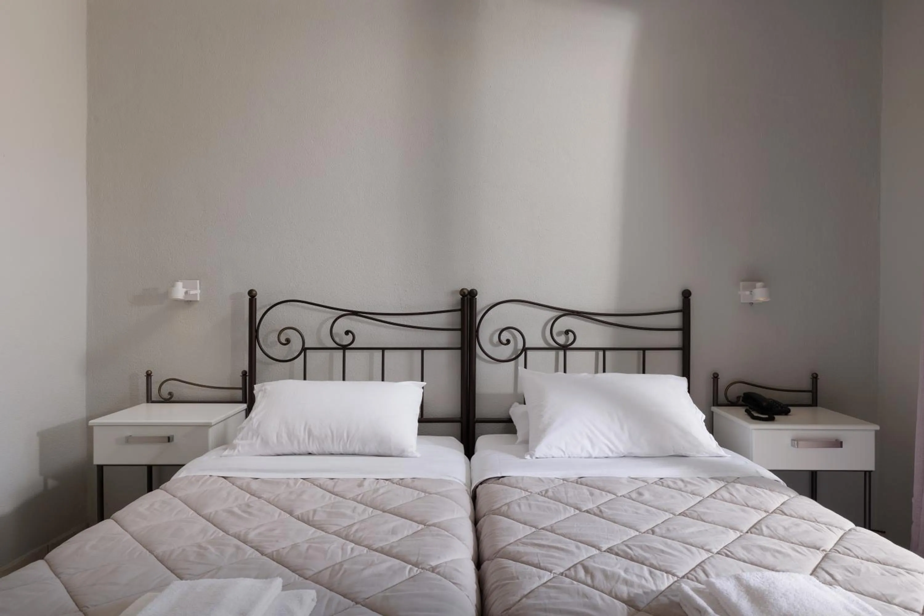 Bedroom, Bed in Louvre Hotel