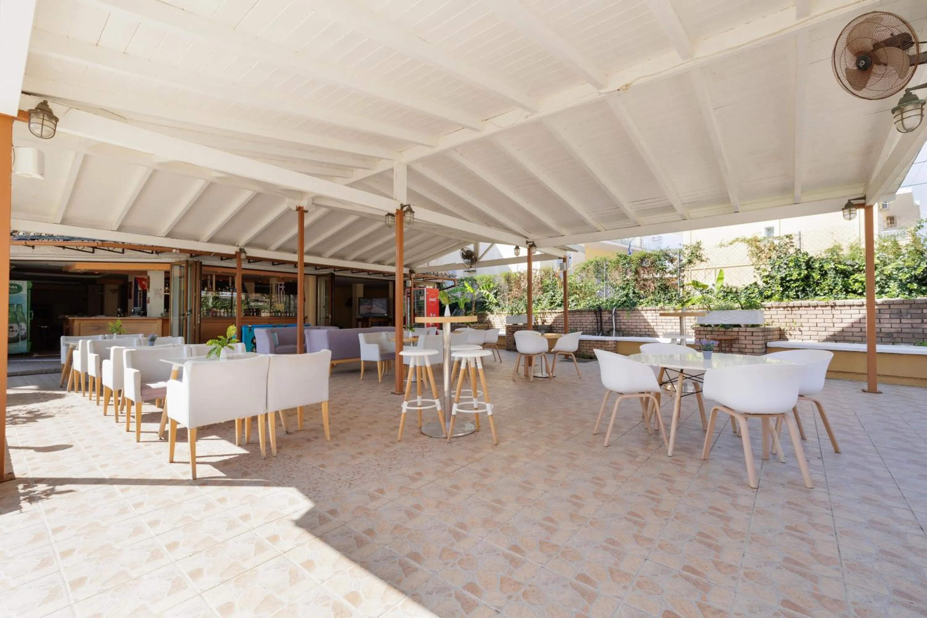 Lounge or bar in Louvre Hotel