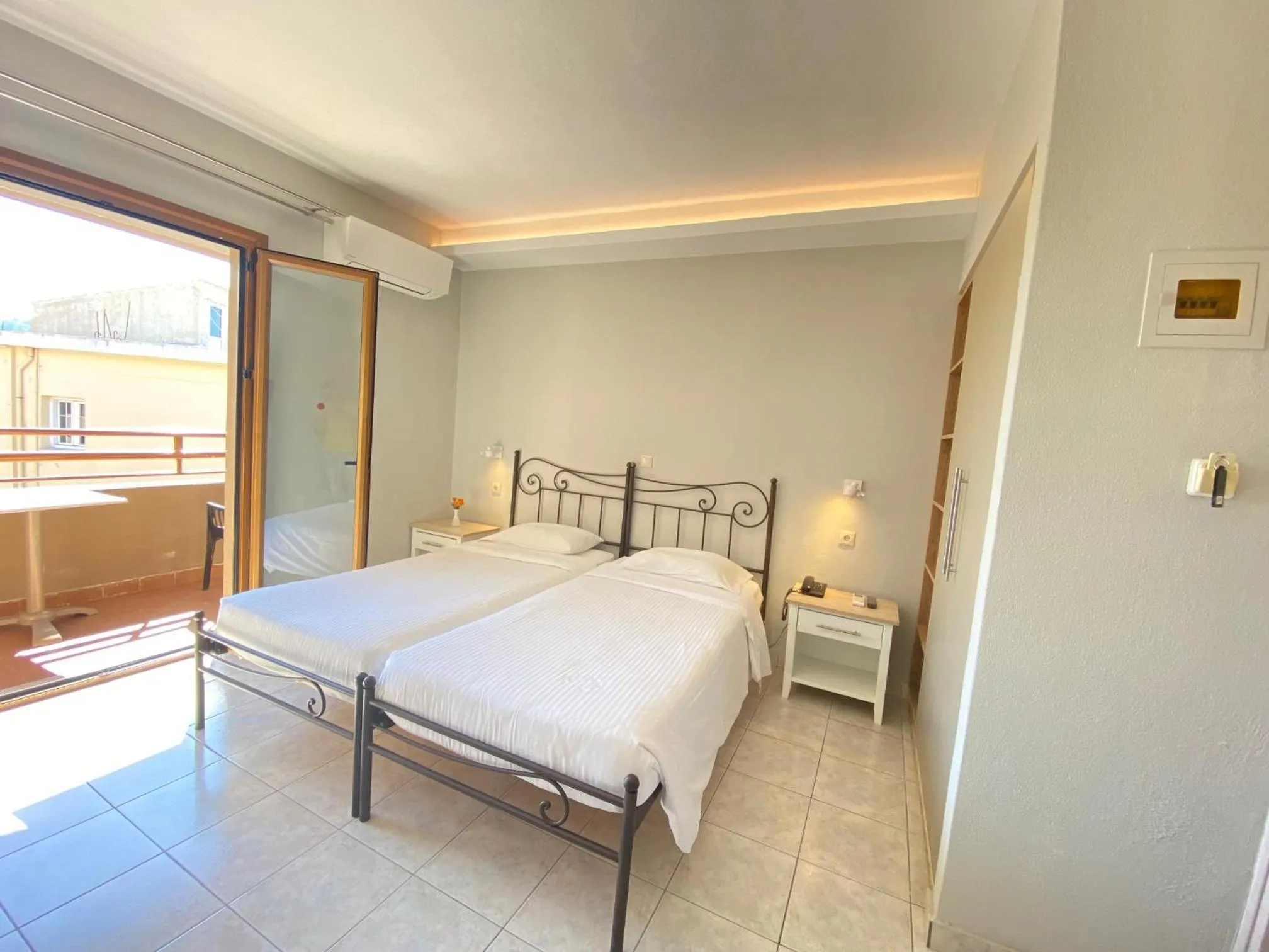 Bedroom, Bed in Louvre Hotel